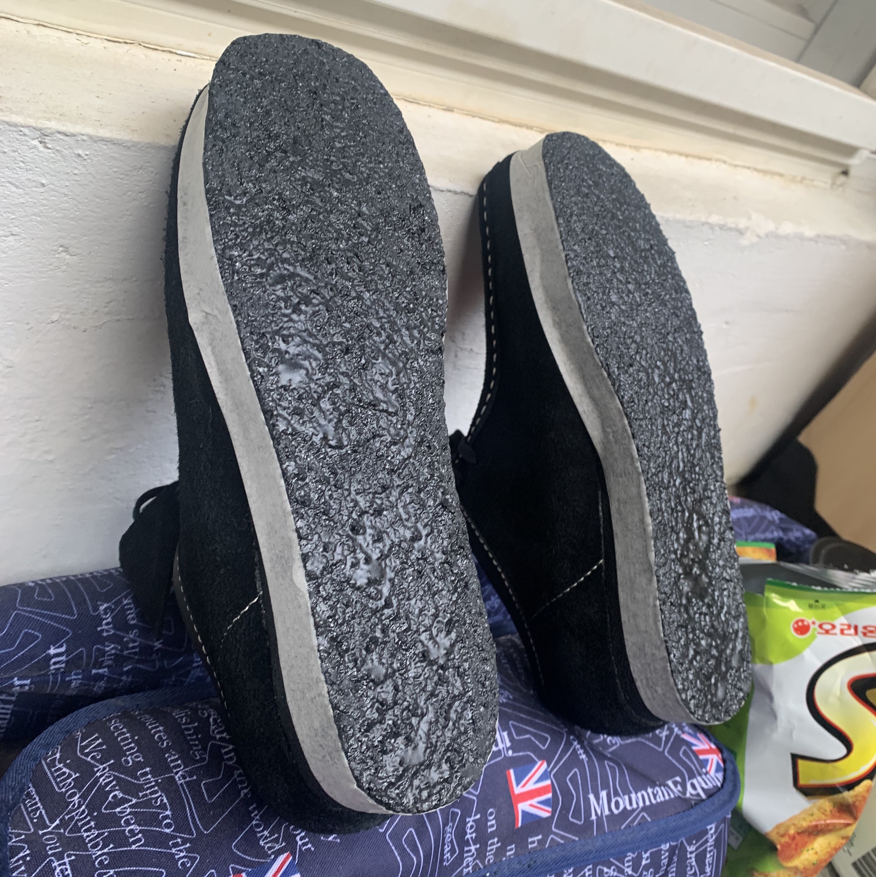 Clarks x Stussy Wallabee Black Suede 착용 스타일 - 1
