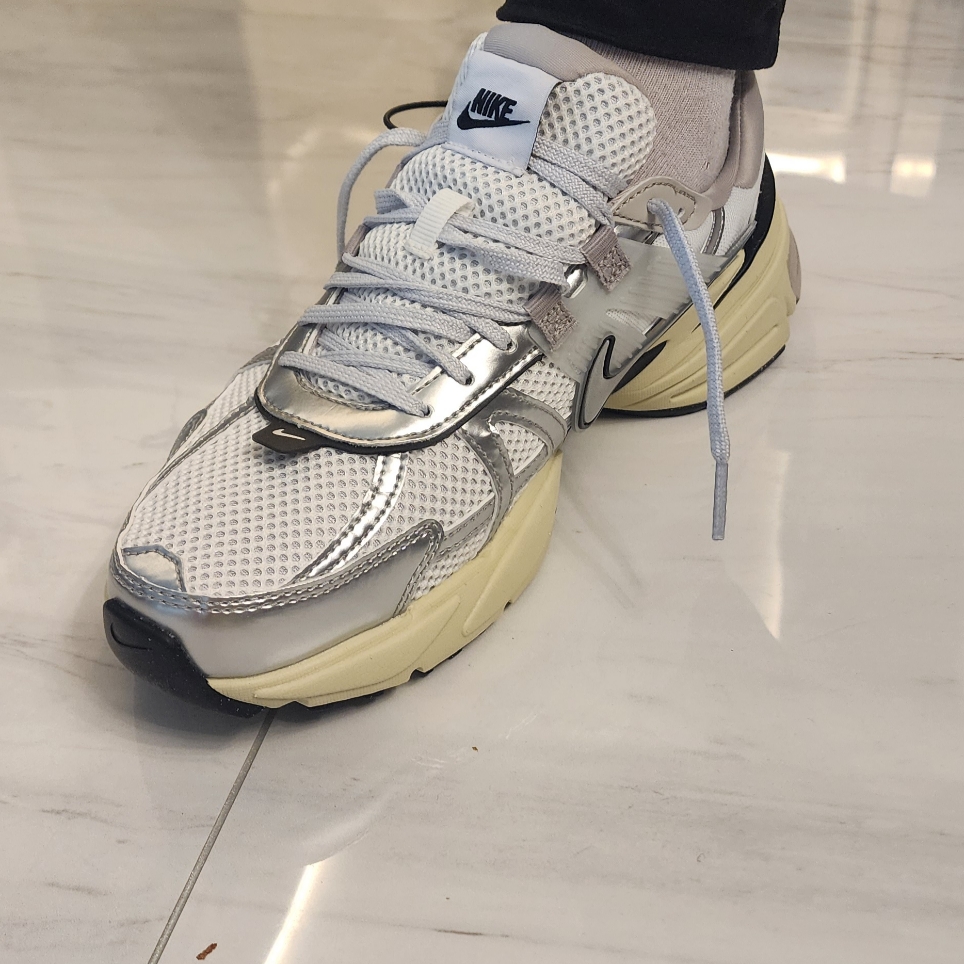 Nike V2K Run Summit White Metallic Silver 착용 스타일