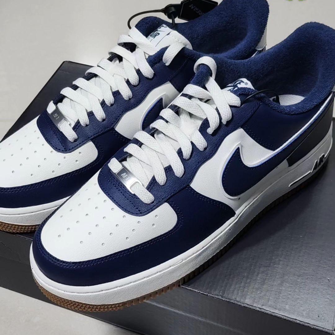 Nike Air Force 1 '07 LV8 Midnight Navy 착용 스타일