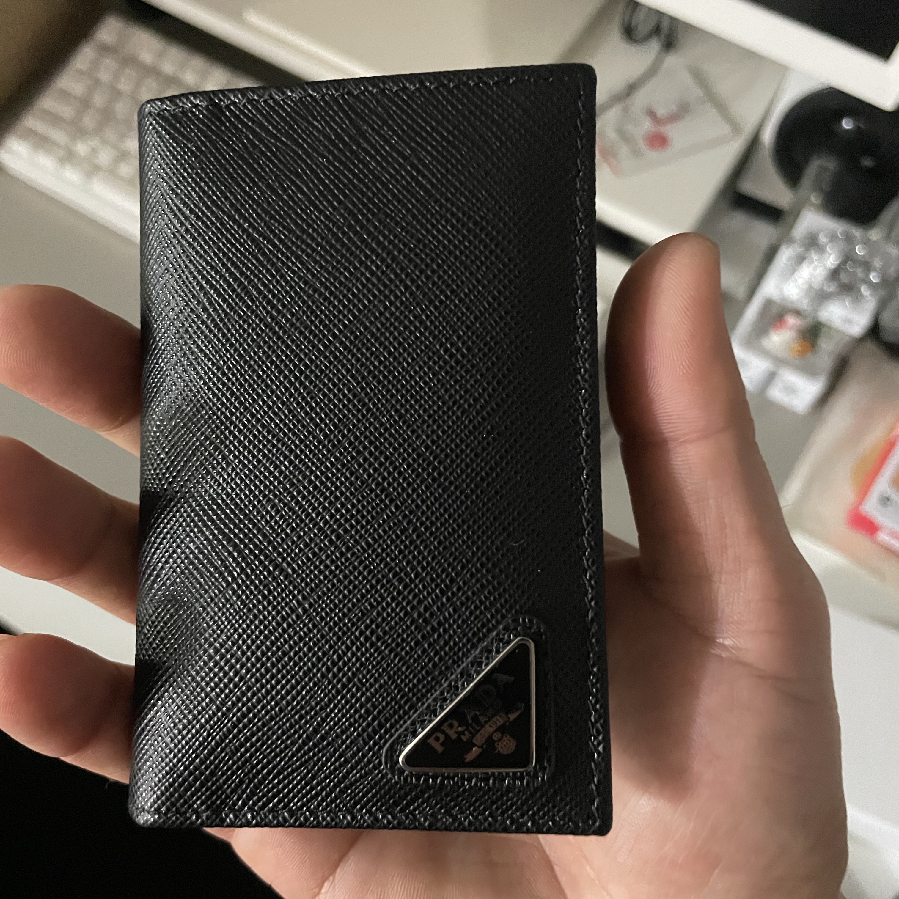 Prada Saffiano Leather Card Holder Black 착용 스타일