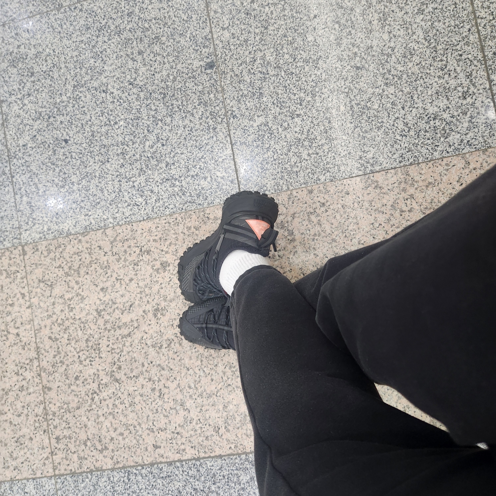 Nike ACG Mountain Fly Low Anthracite 착용 스타일 - 2