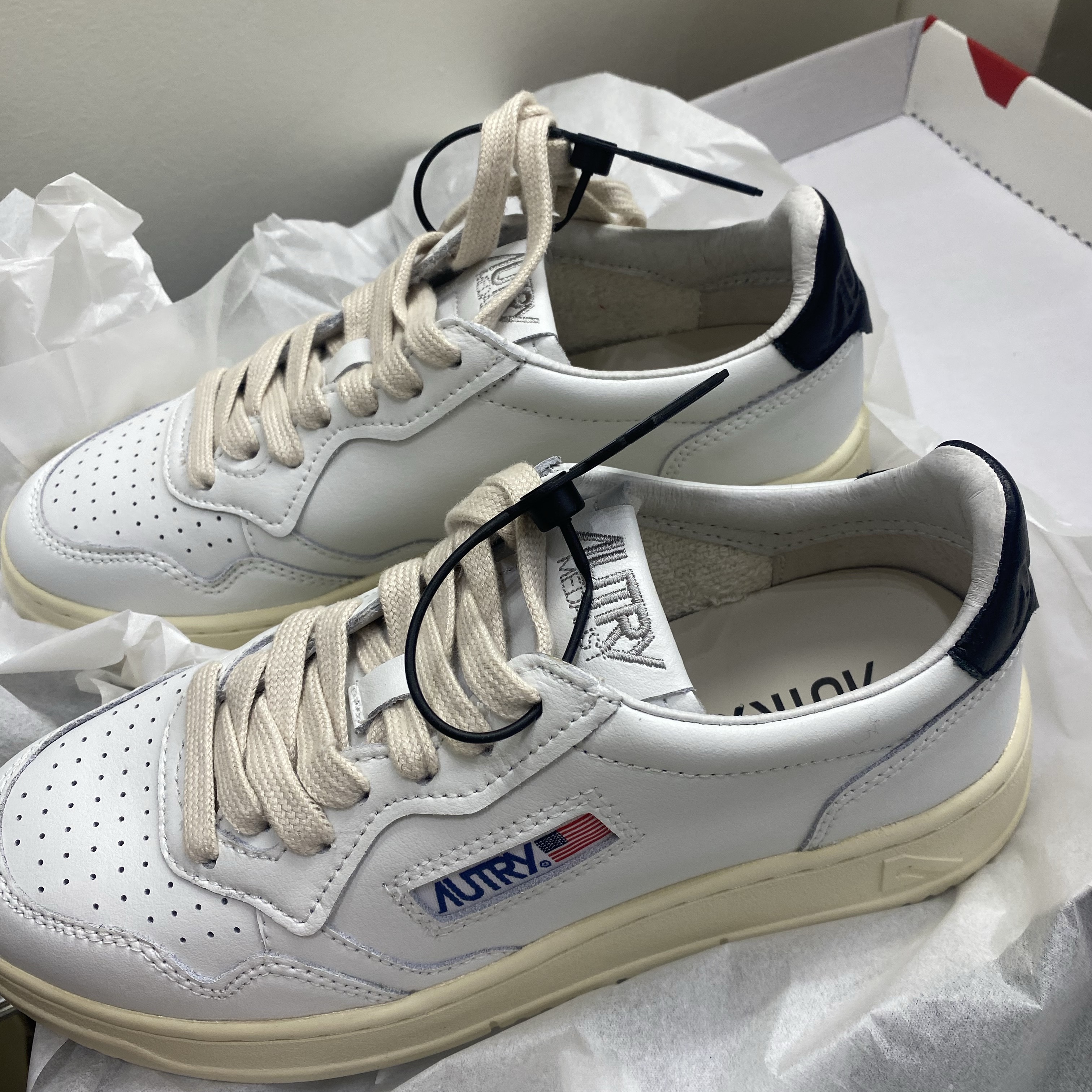 (W) Autry Medalist Low Leather Sneakers White Black 착용 스타일