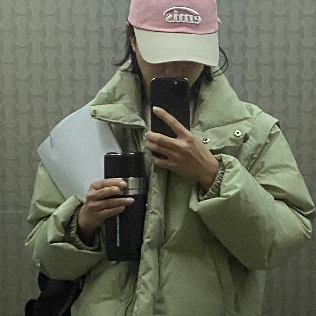 Emis New Logo Mix Ball Cap Beige Pink, Prada Re-Nylon Small Backpack Black 착용 스타일