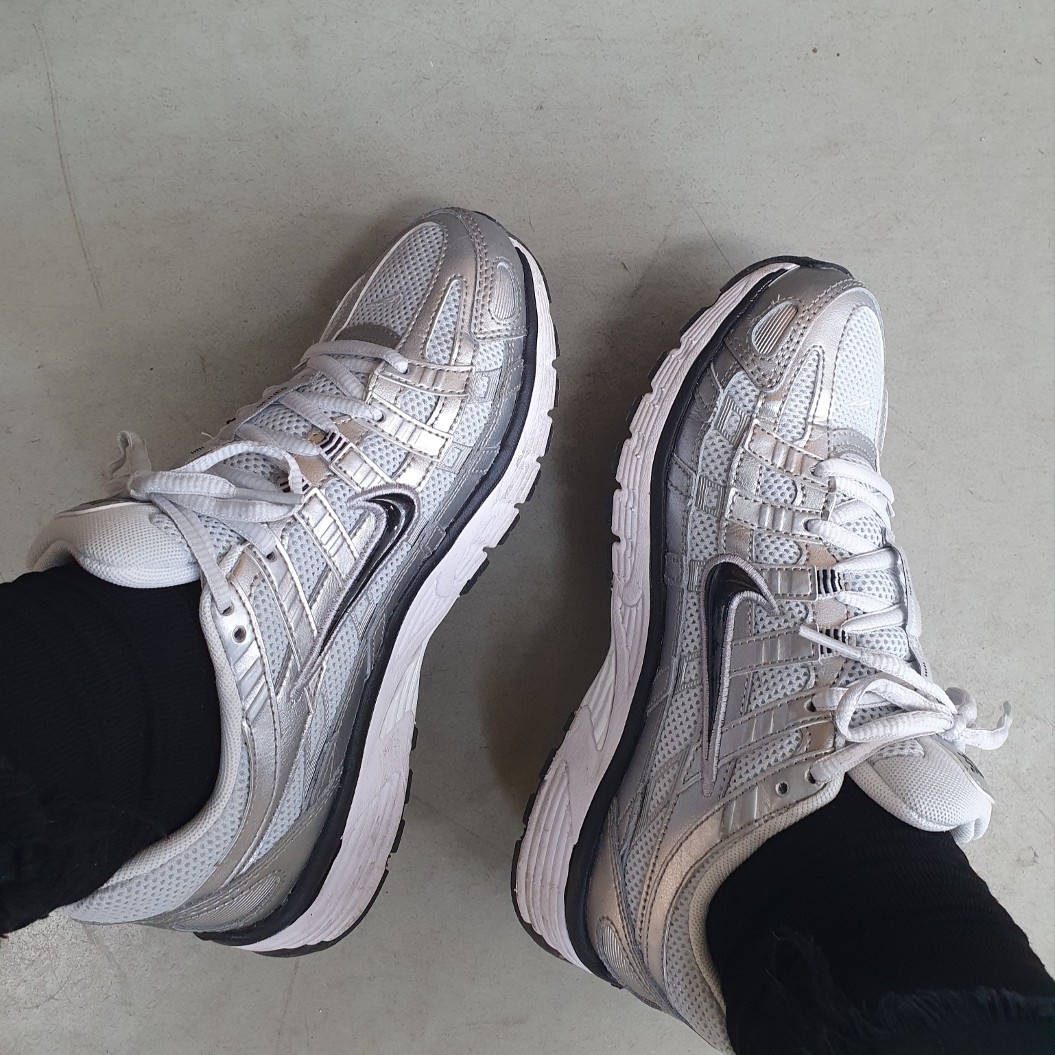 (W) Nike P-6000 White Metallic Silver 착용 스타일