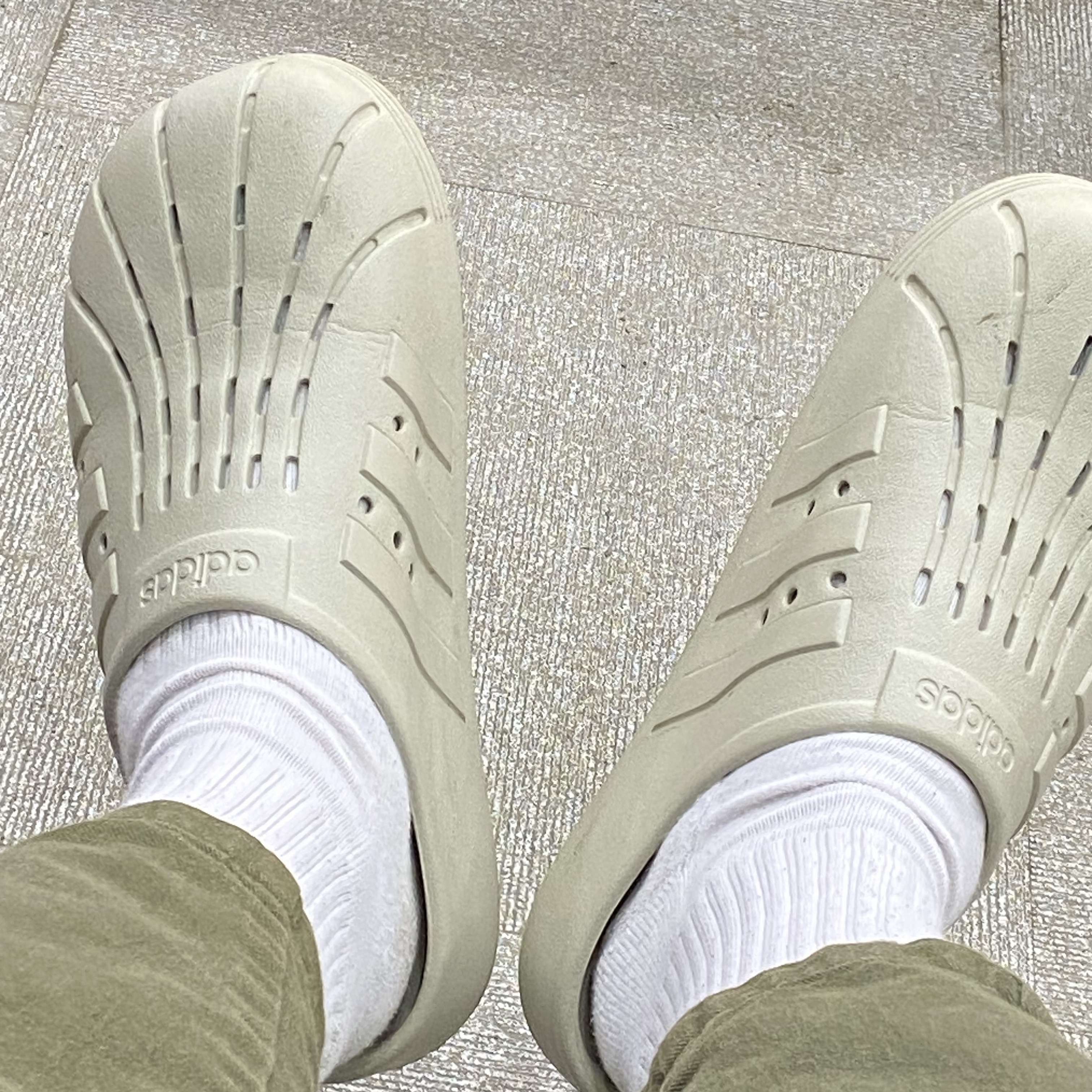 Adidas Adilette Clog Putty Grey 착용 스타일