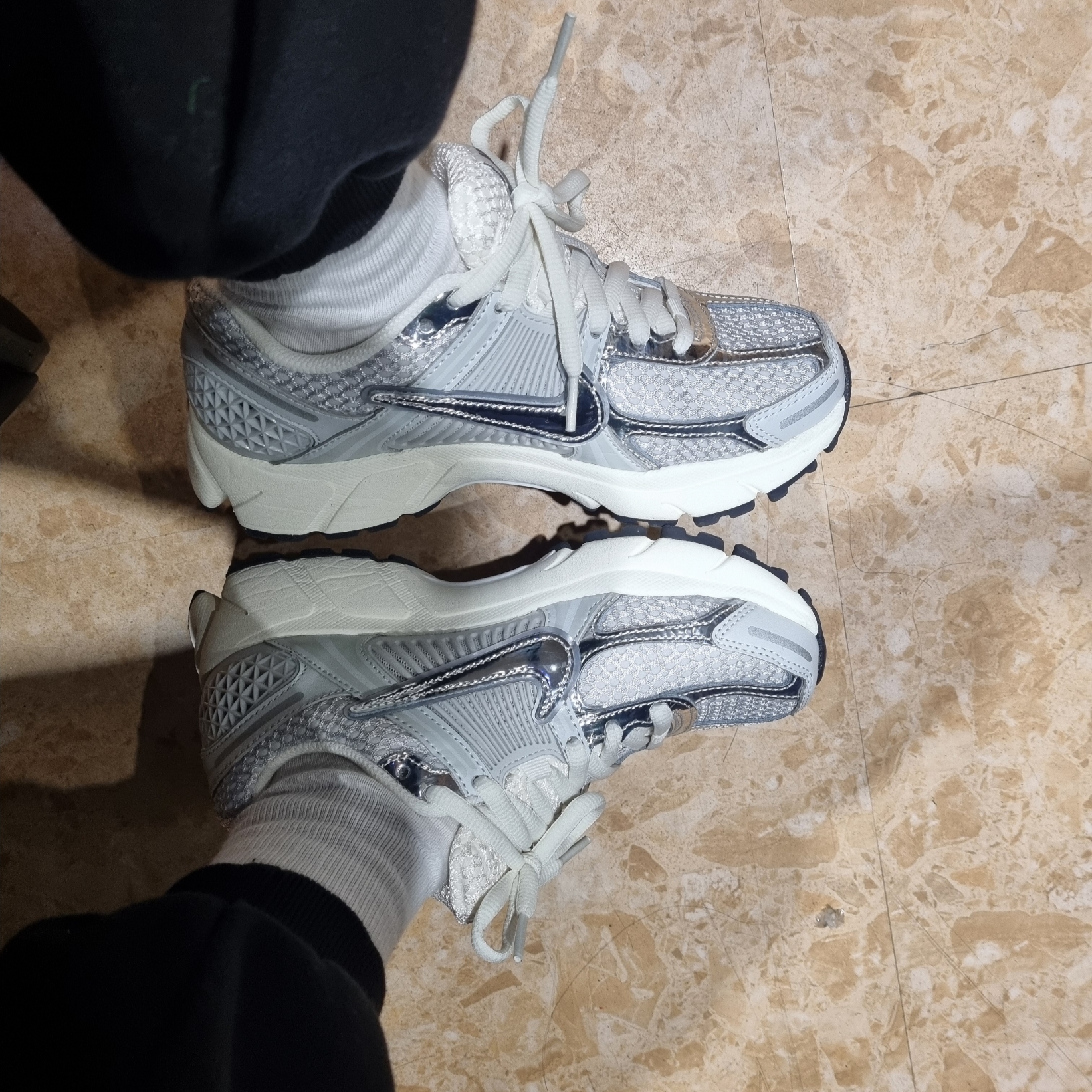 (W) Nike Zoom Vomero 5 Photon Dust and Metallic Silver 착용 스타일