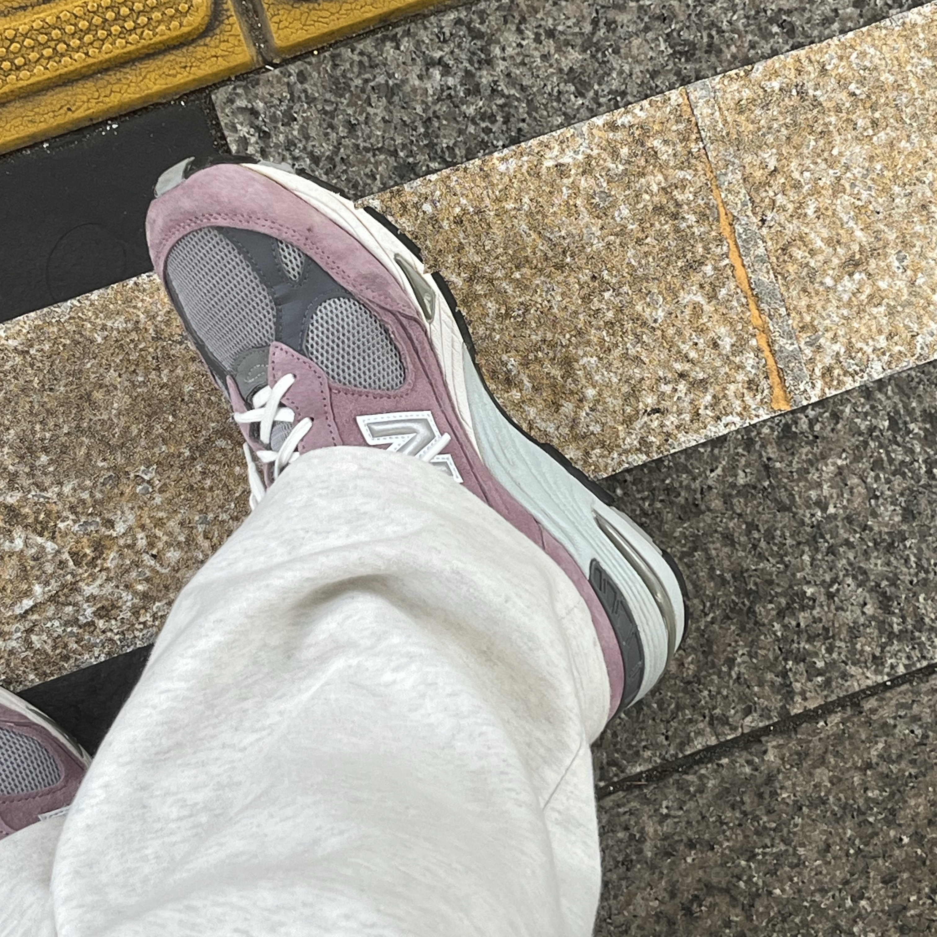New Balance 991 Made in UK Pink Grey 착용 스타일