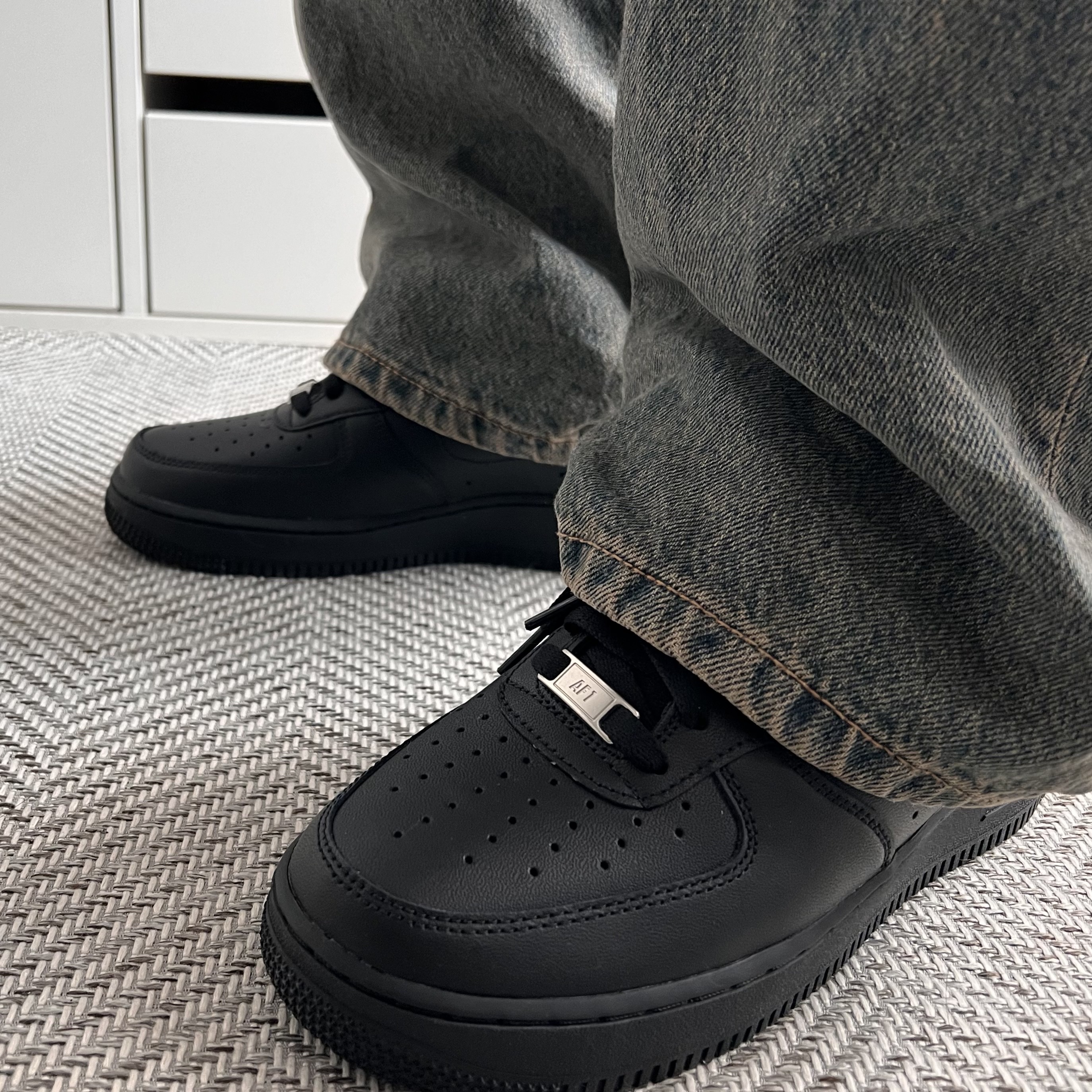 Nike Air Force 1 '07 Low Triple Black 착용 스타일