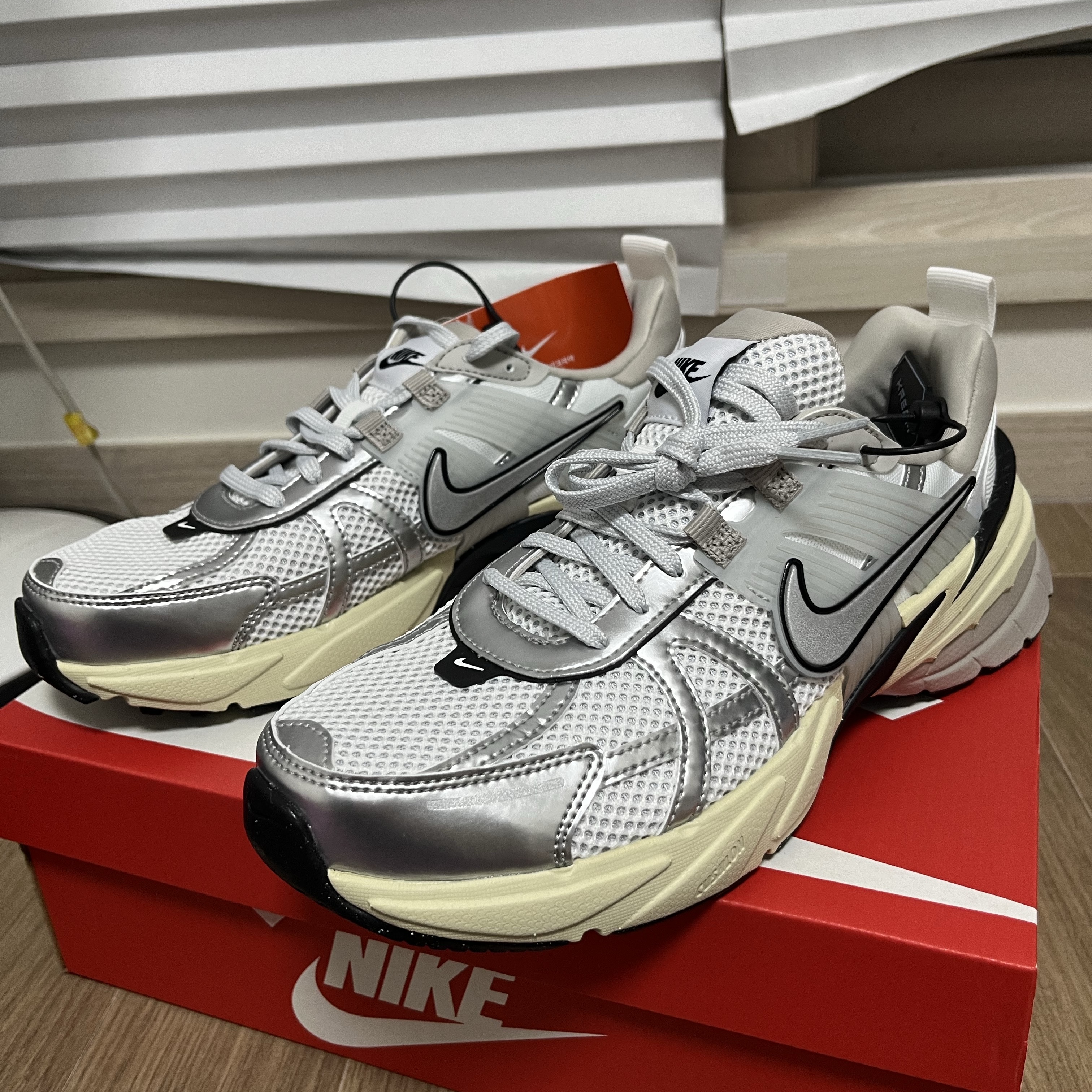 Nike V2K Run Summit White Metallic Silver 착용 스타일