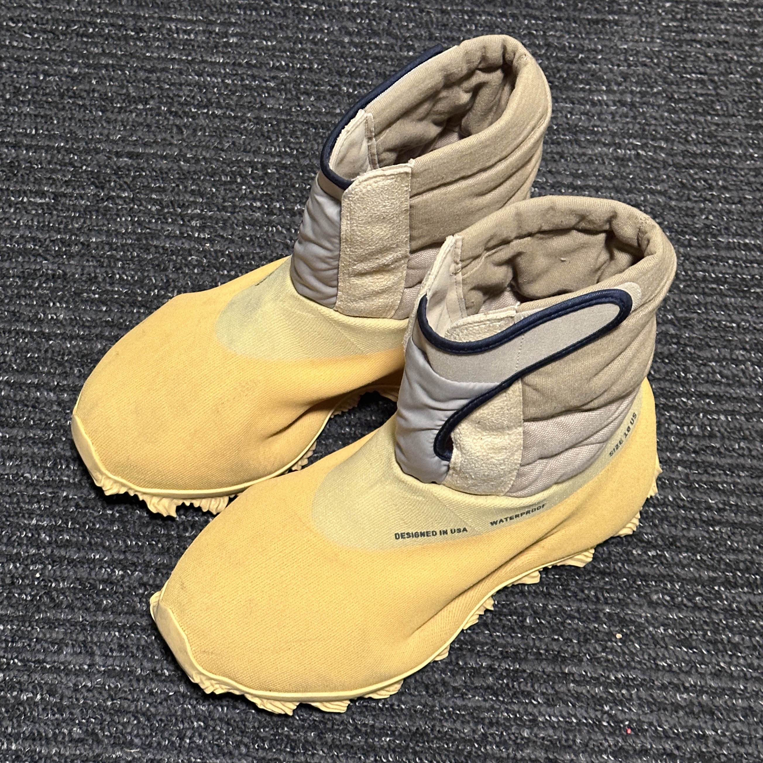 adidas Yeezy Knit RNR Boot Sulfur 착용 스타일