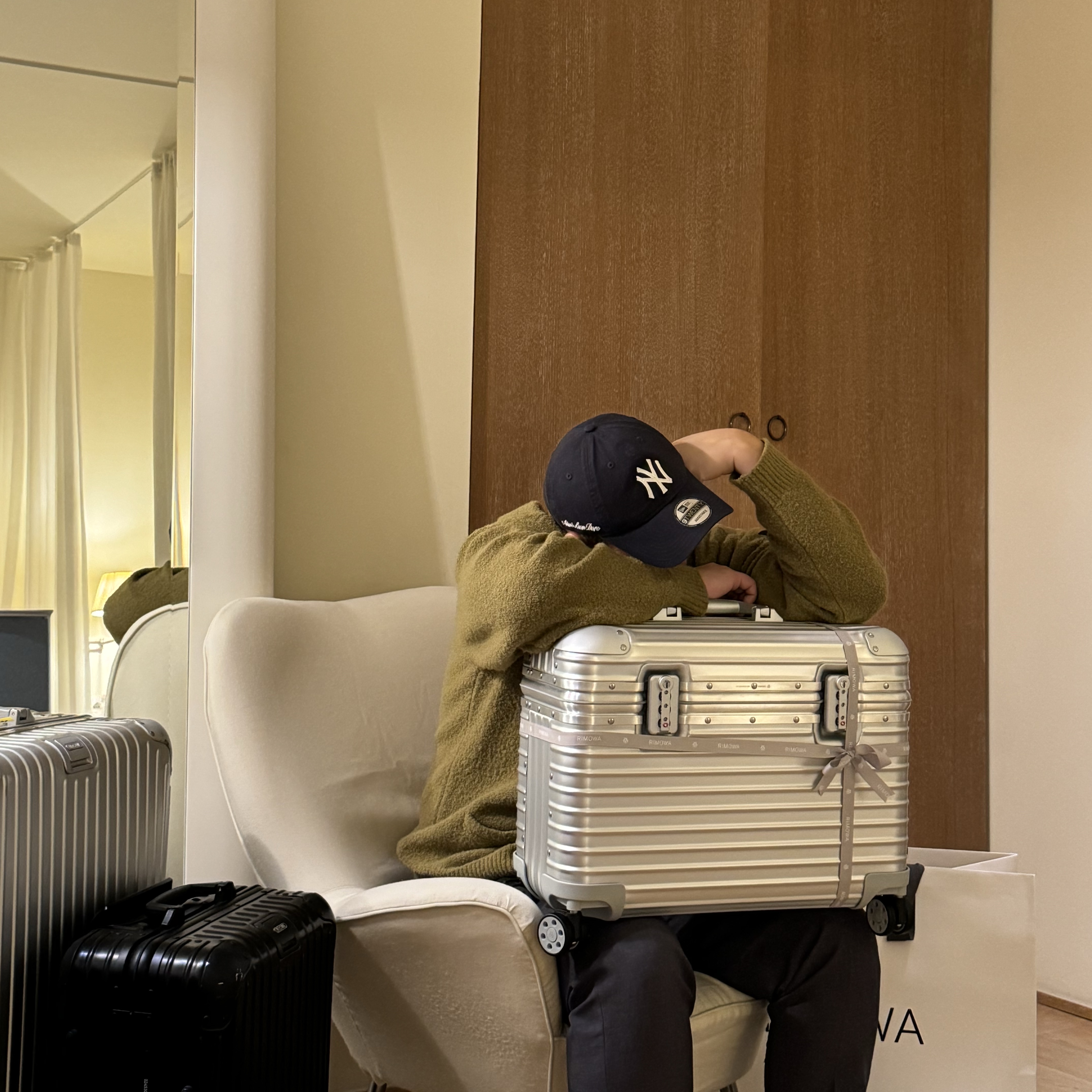 Rimowa Original Pilot Case Silver, Aime Leon Dore x New Era Yankees Ballpark Hat Navy 착용 스타일