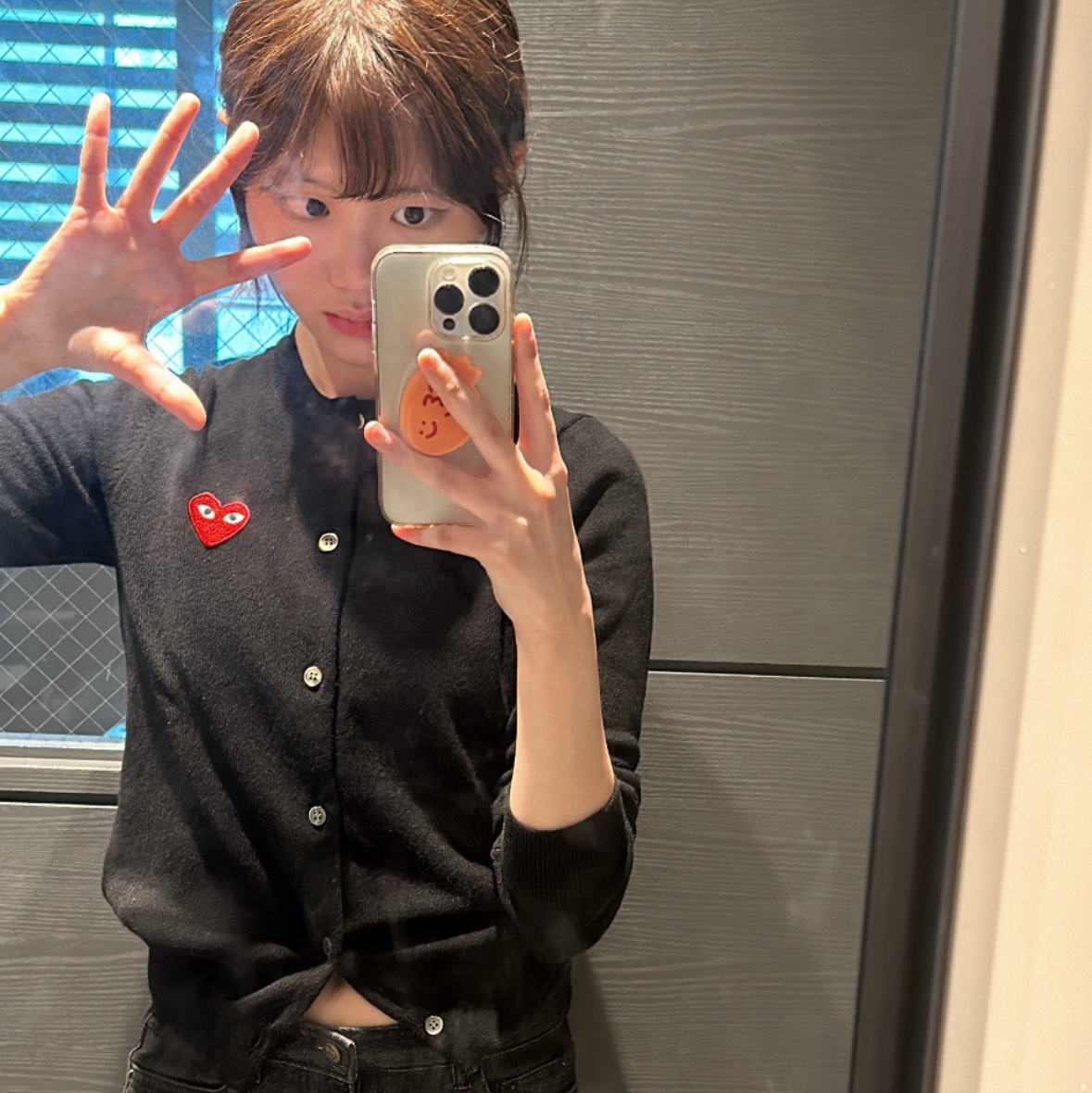 (W) Play Comme des Garcons Red Heart Knit Cardigan Black 착용 스타일 - 1