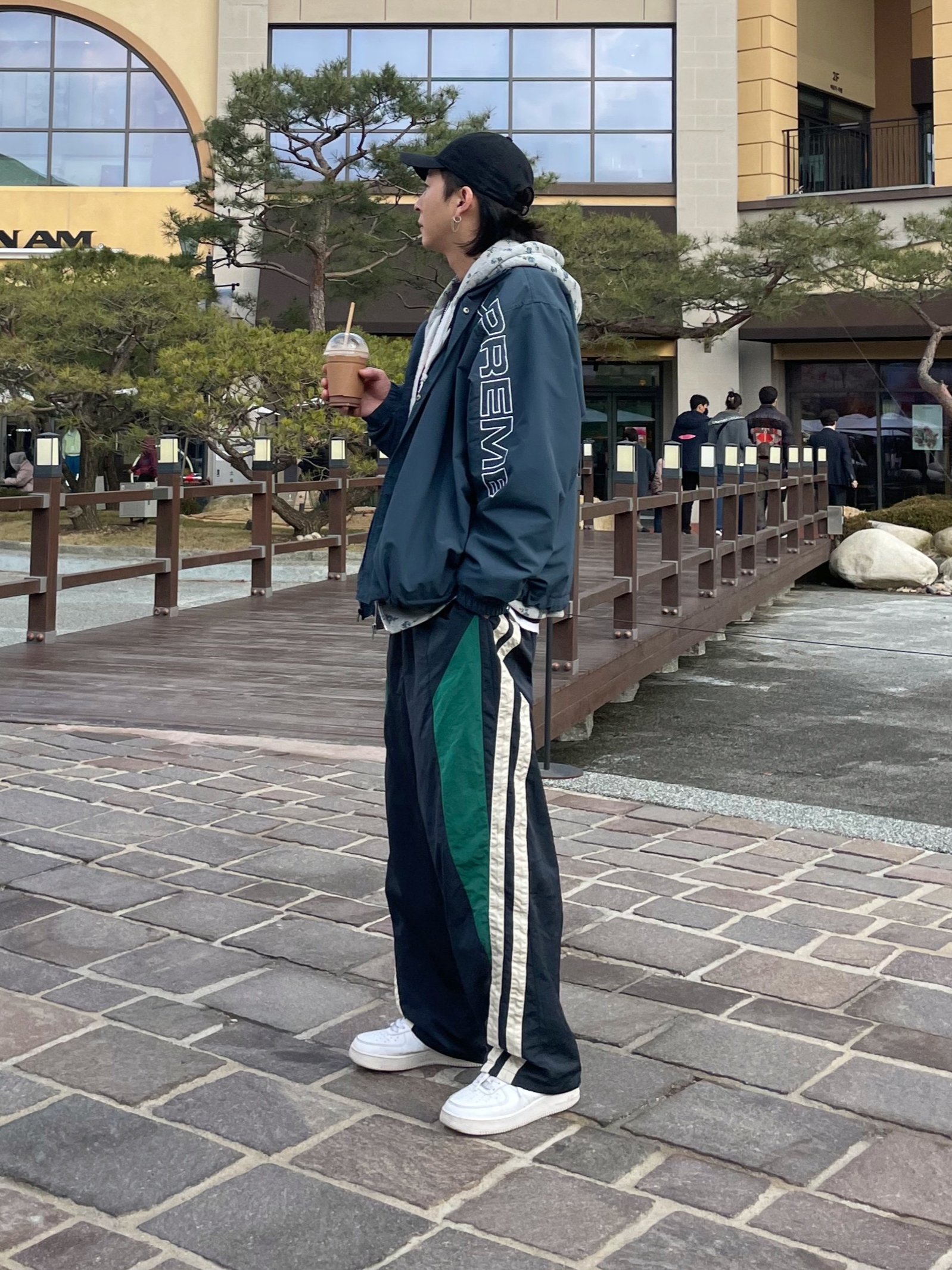 Supreme Small Box Zip Up Hooded Sweatshirt Flowers - 23FW, Supreme Spellout Embroidered Track Jacket Dark Blue - 23FW 착용 스타일 - 1