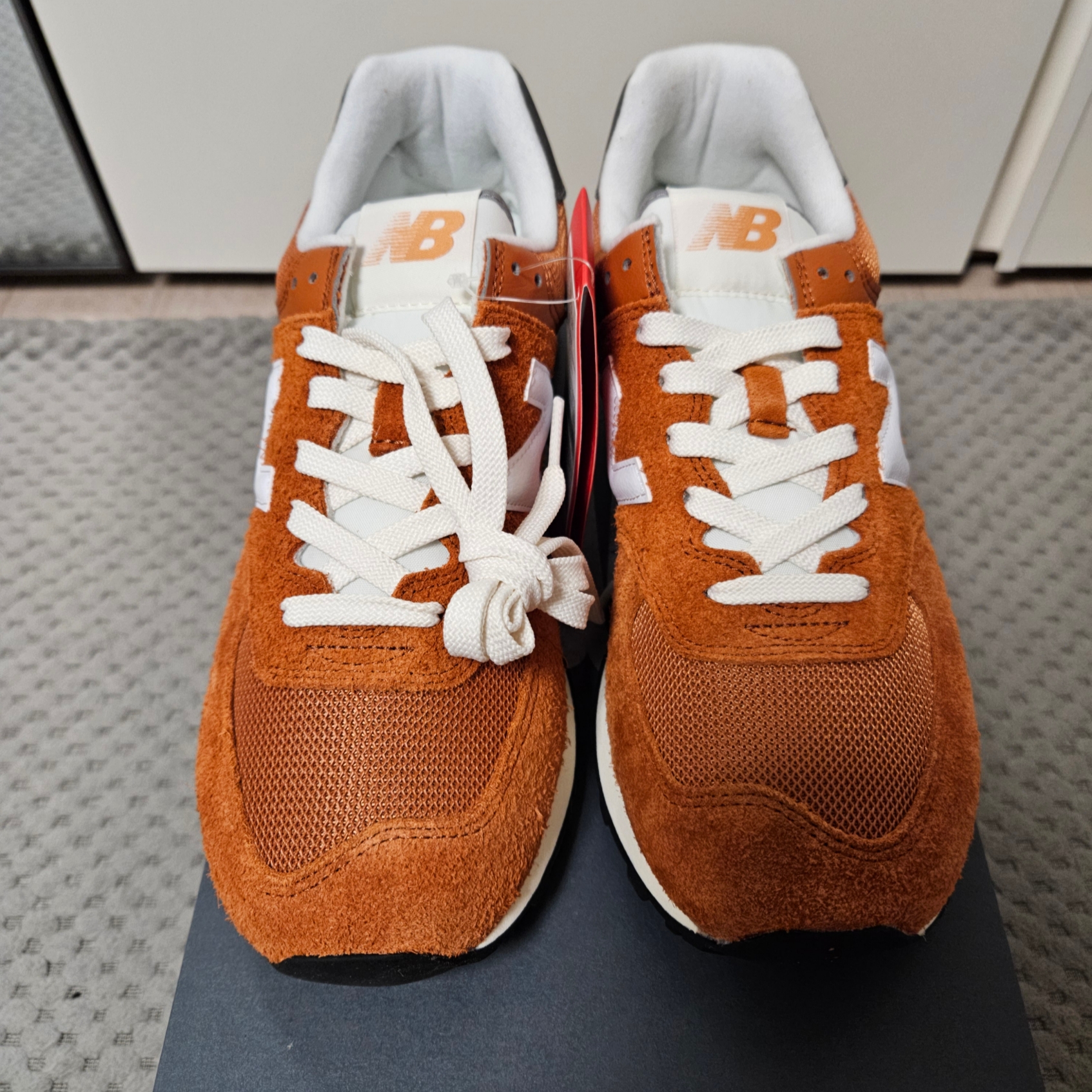 New Balance 574 Heritage Orange Burst White 착용 스타일 - 1
