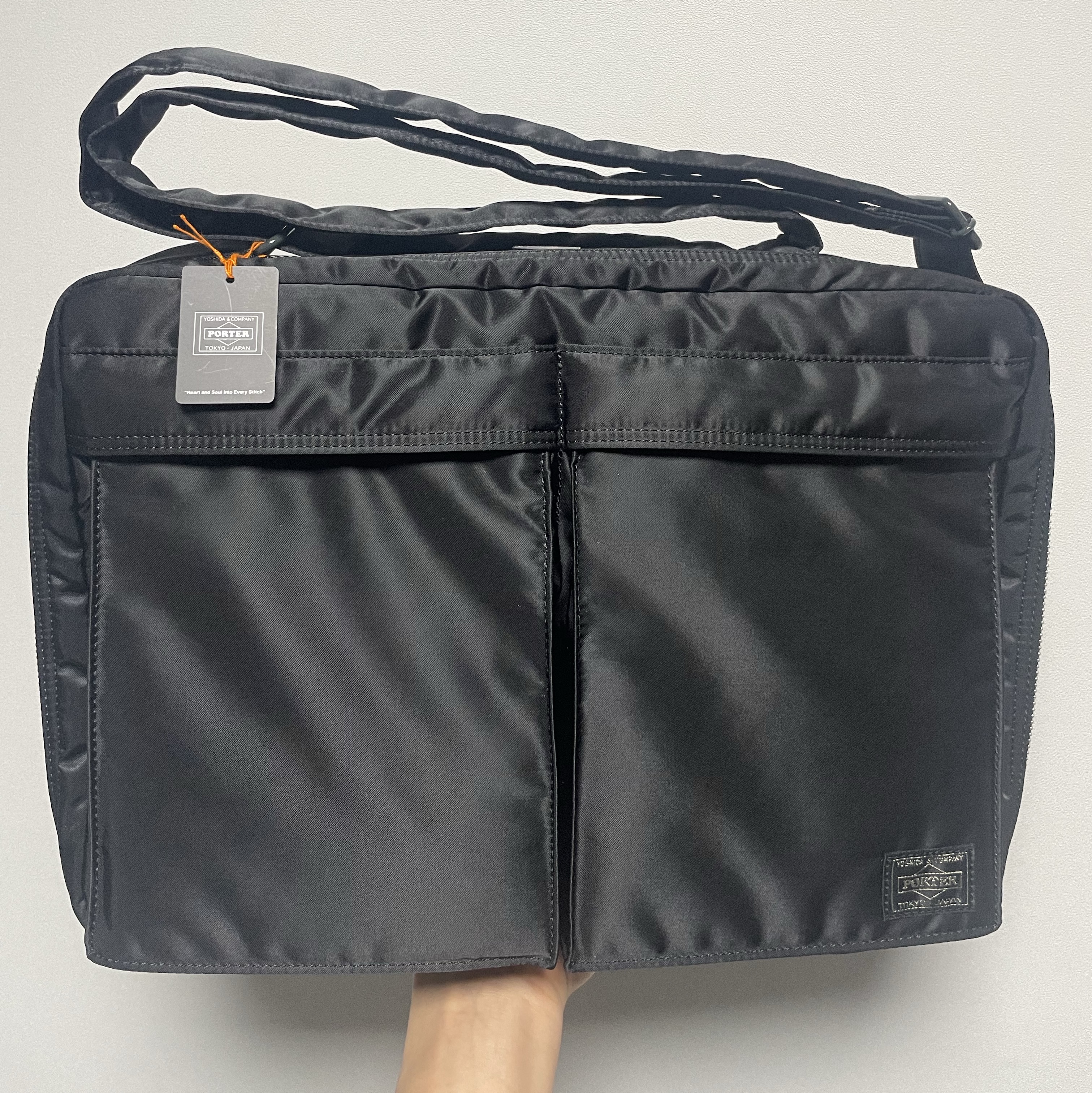 Porter Tanker Shoulder Bag Black 착용 스타일