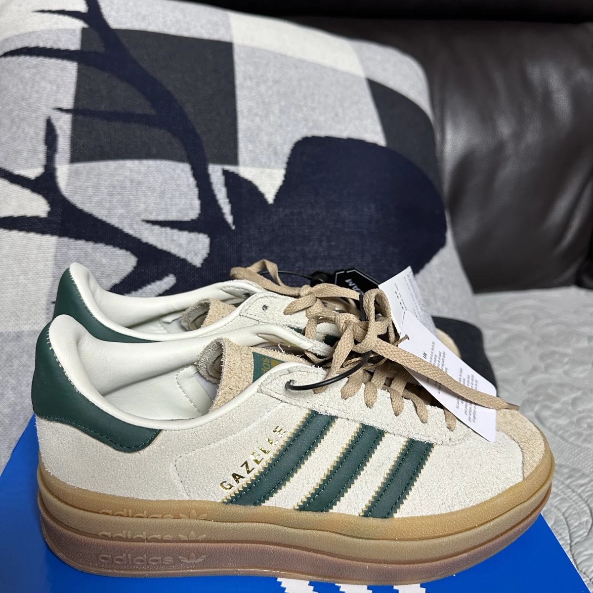 (W) Adidas Gazelle Bold Cream White Collegiate Green 착용 스타일 - 2