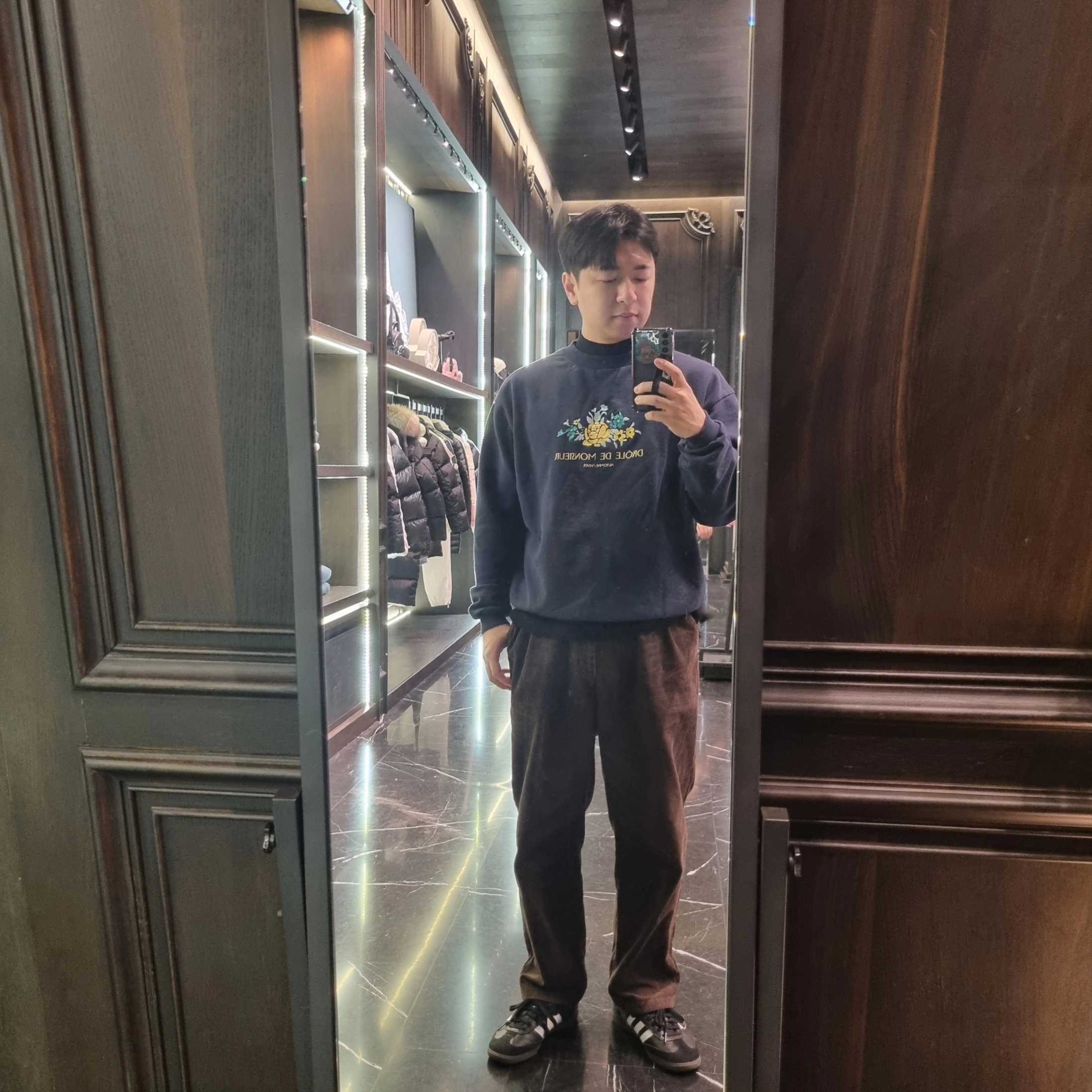 Drole de Monsieur Fleur Le Sweatshirt Navy, Adidas Samba OG Black White Gum 착용 스타일