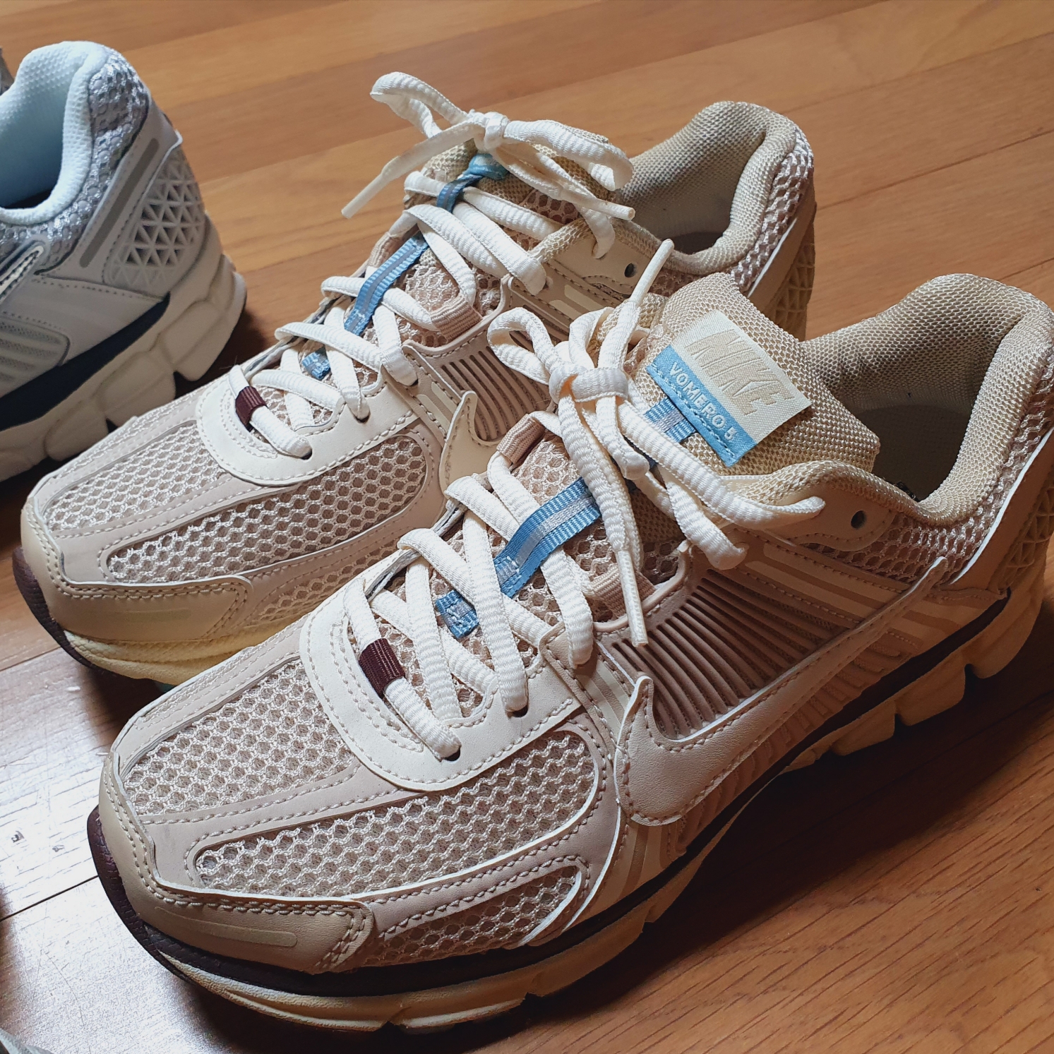 (W) Nike Zoom Vomero 5 Oatmeal 착용 스타일