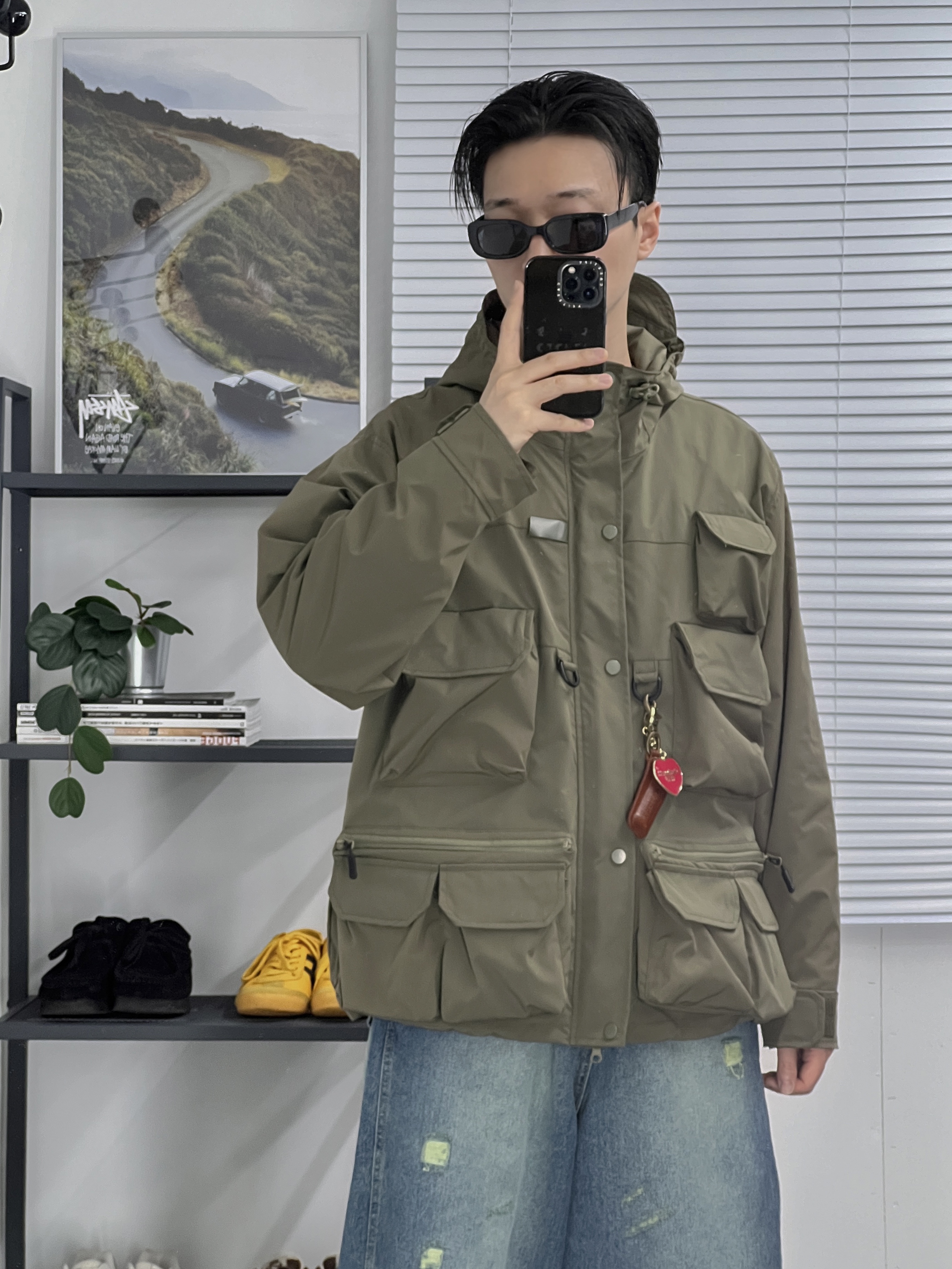 Carhartt WIP Heart Keychain Red, Clarks Wallabee Maple Suede 착용 스타일 - 1