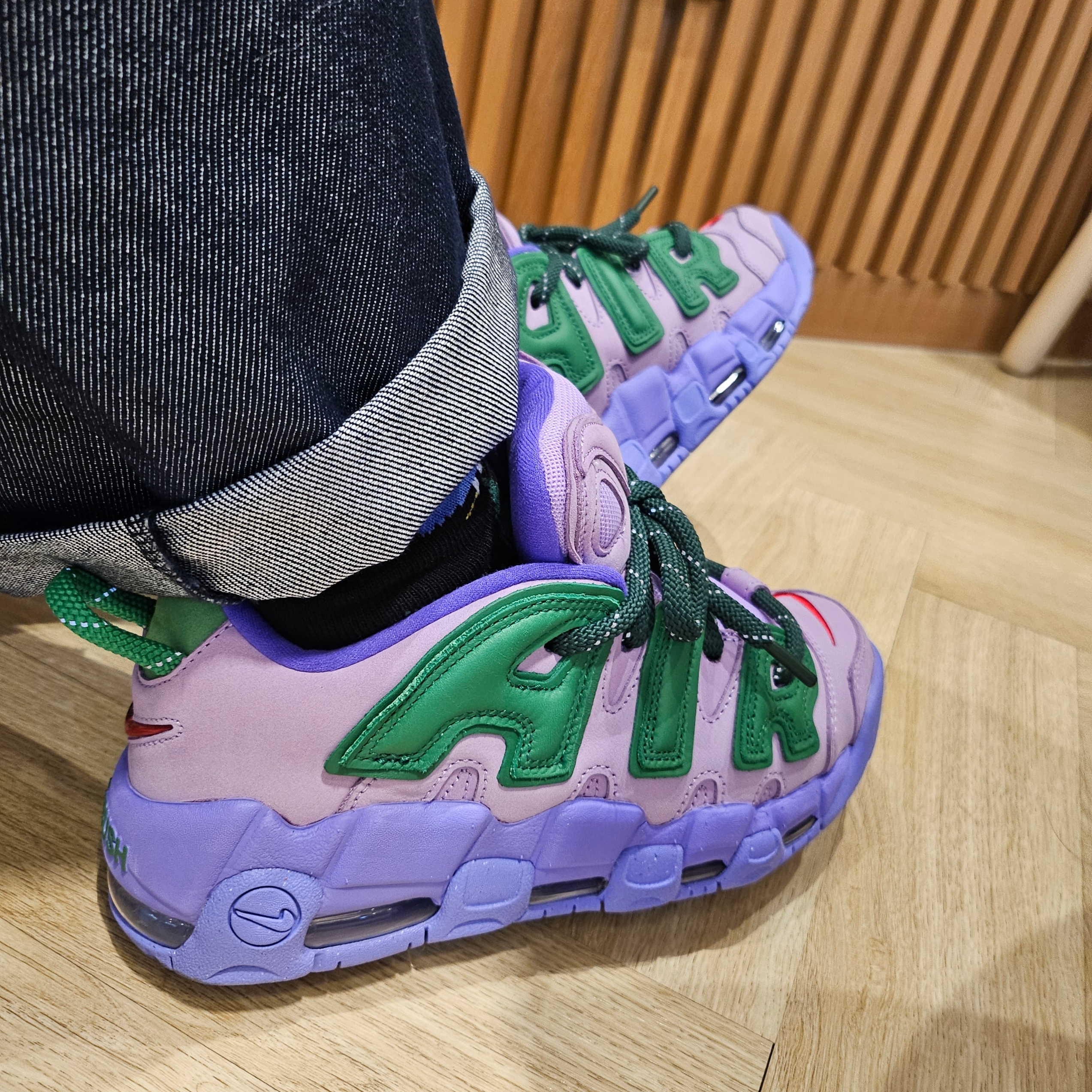 Nike x Ambush Air More Uptempo Low Lilac and Apple Green 착용 스타일 - 1