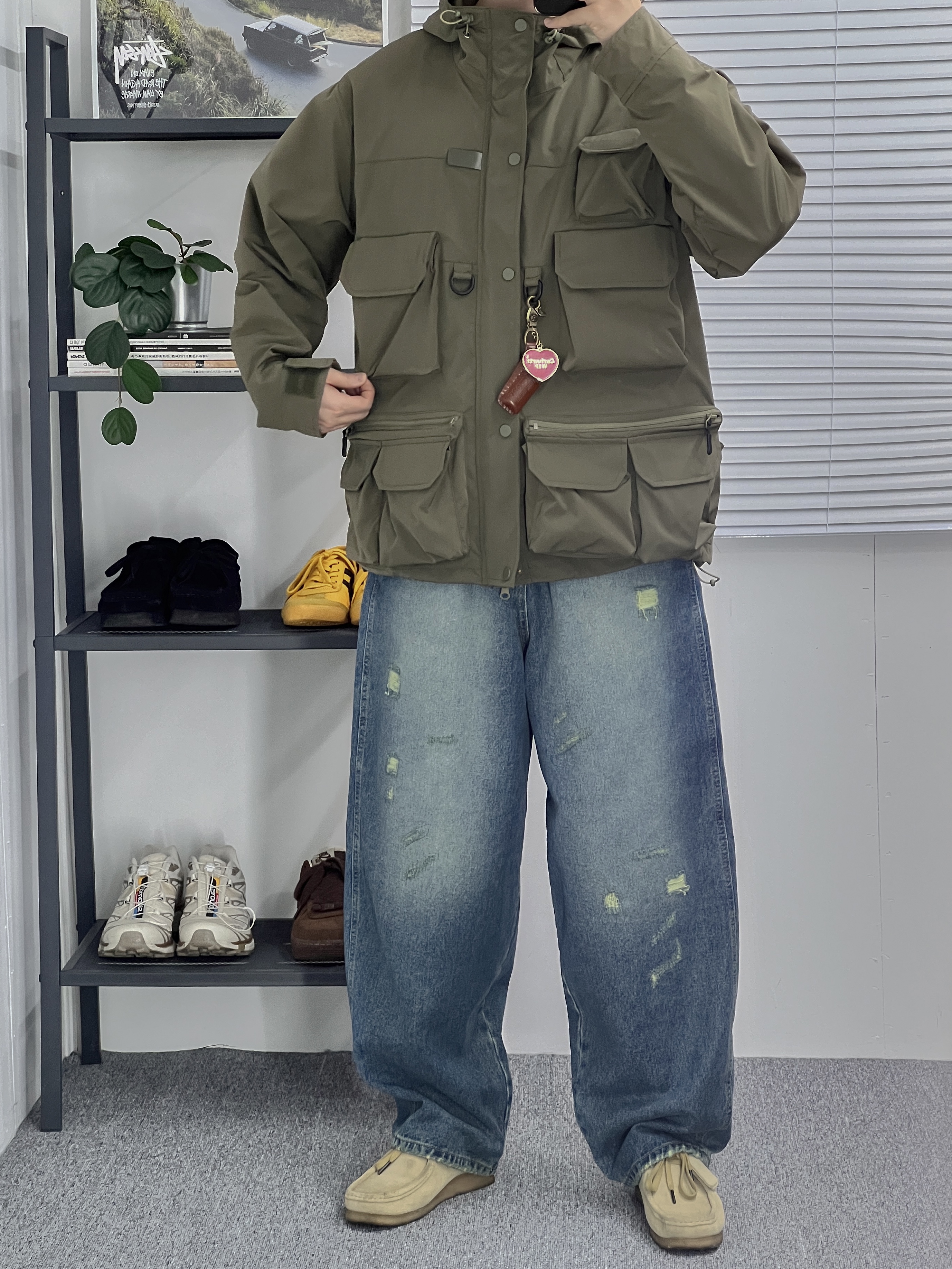Carhartt WIP Heart Keychain Red, Clarks Wallabee Maple Suede 착용 스타일 - 4