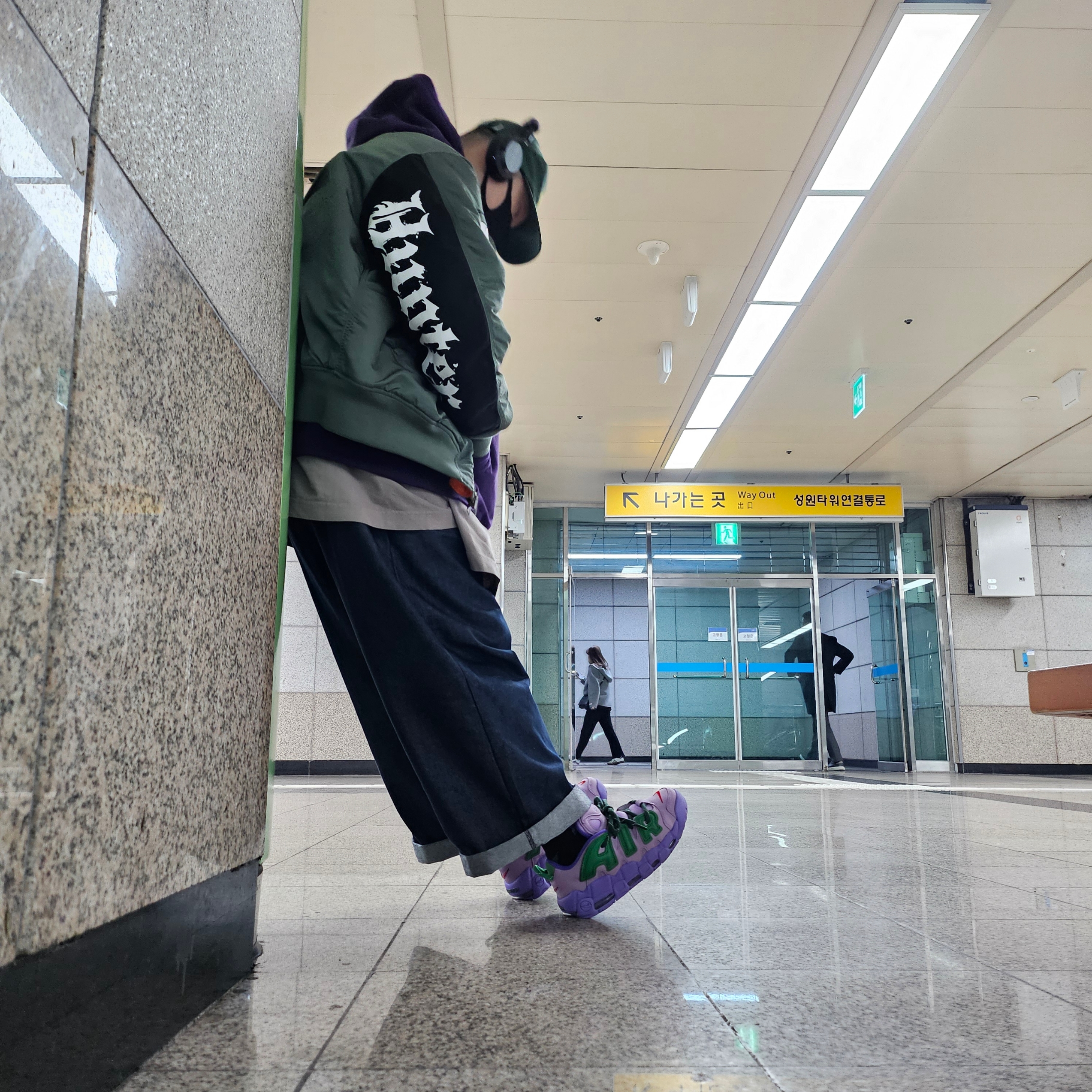 Yeezy Gap Engineered By Balenciaga Dove 3/4 Sleeve T-Shirt Beige, Supreme x Bounty Hunter MA-1 Jacket Olive - 23FW 착용 스타일 - 2