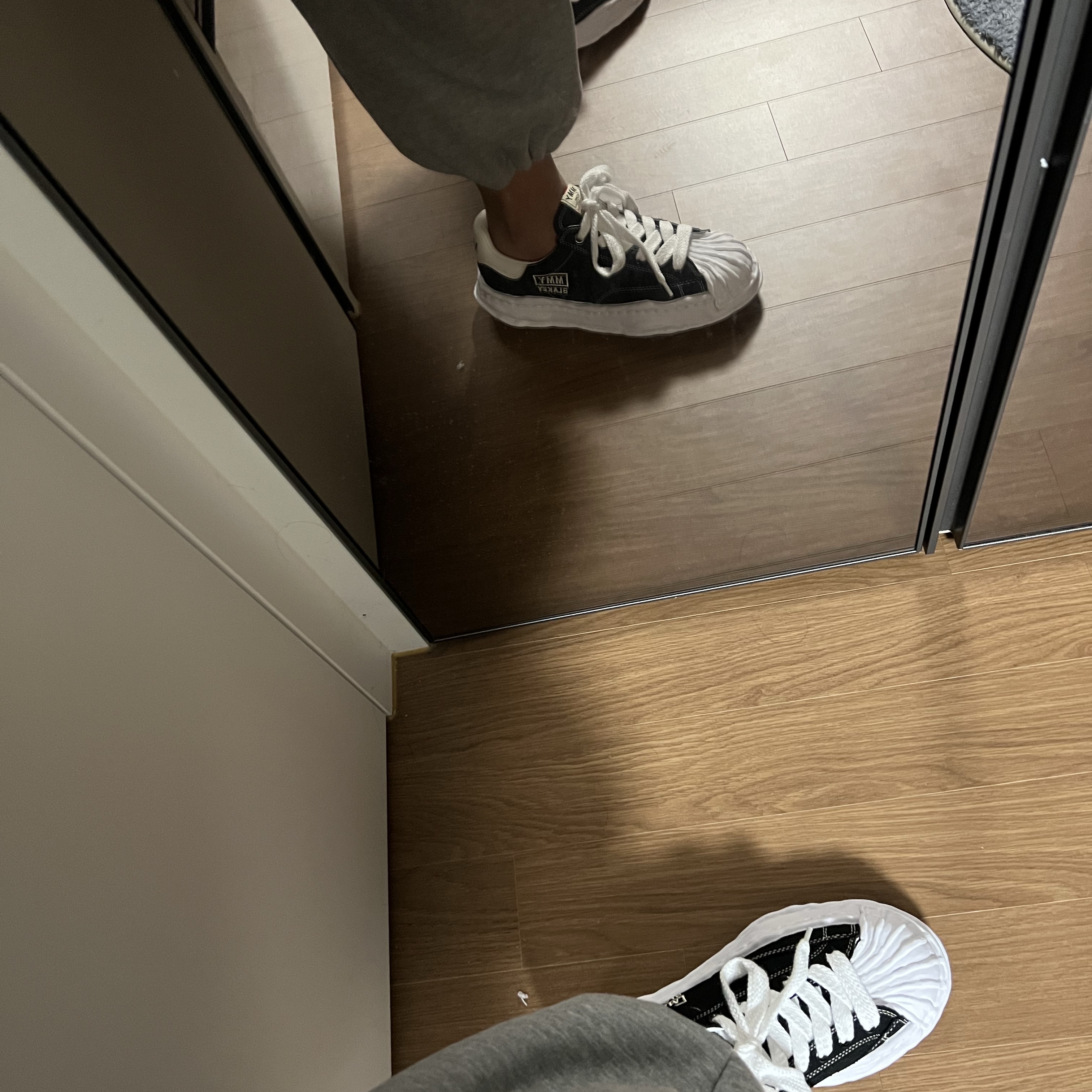 Maison Mihara Yasuhiro Blakey OG Sole Canvas Low-top Sneakers Black White 착용 스타일 - 1