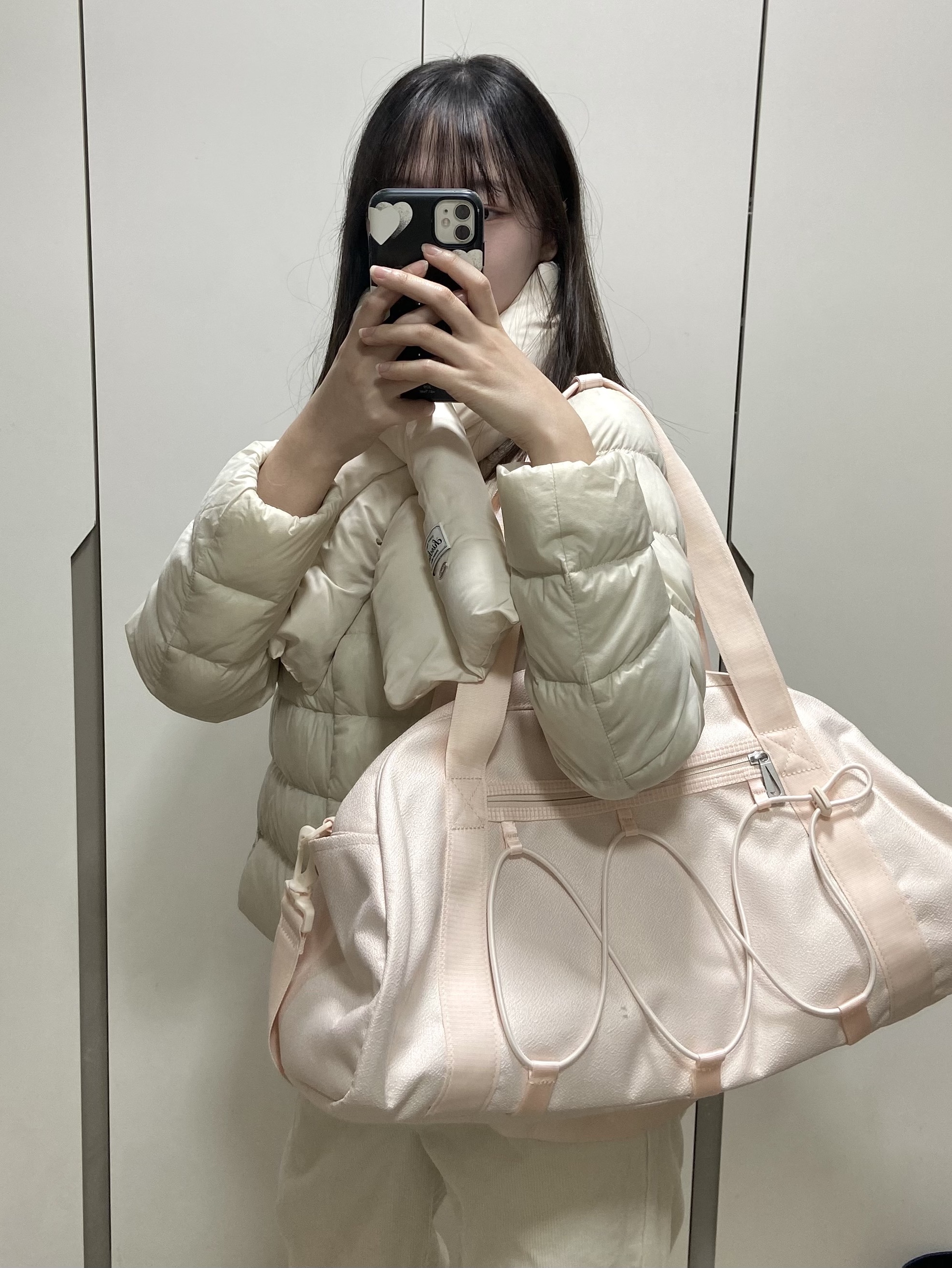Nike One Club Women's Training Duffle Bag 24L Guava Ice 착용 스타일