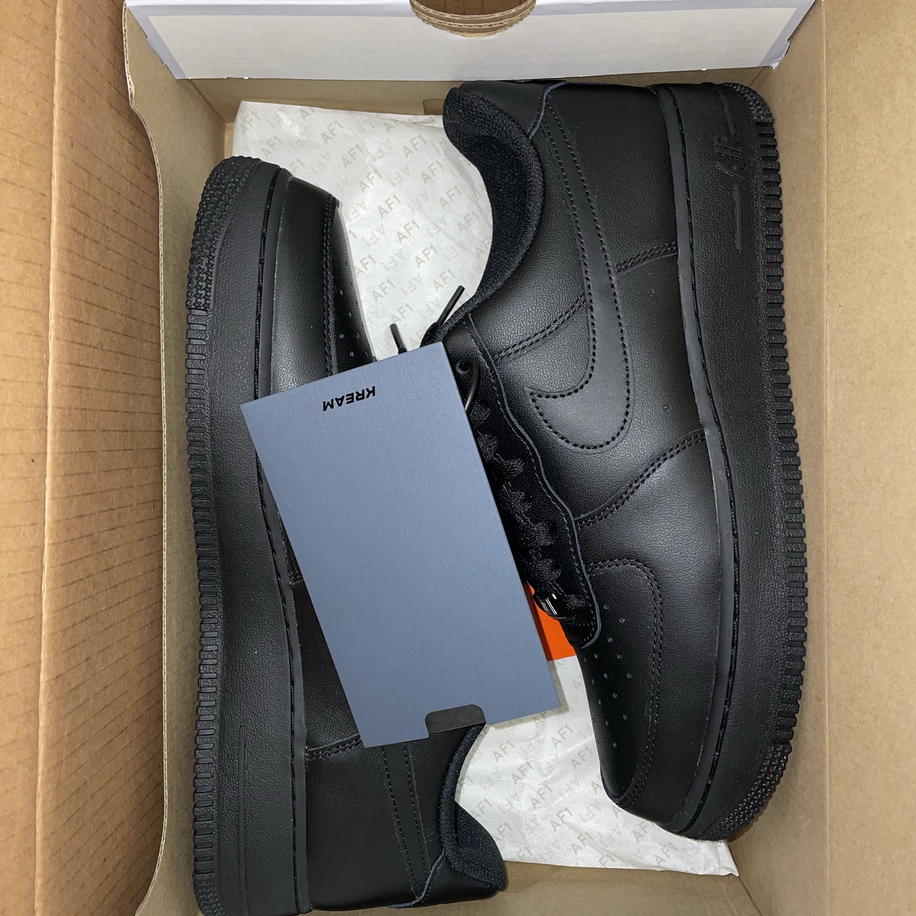 Nike Air Force 1 '07 Low Triple Black 착용 스타일 - 2