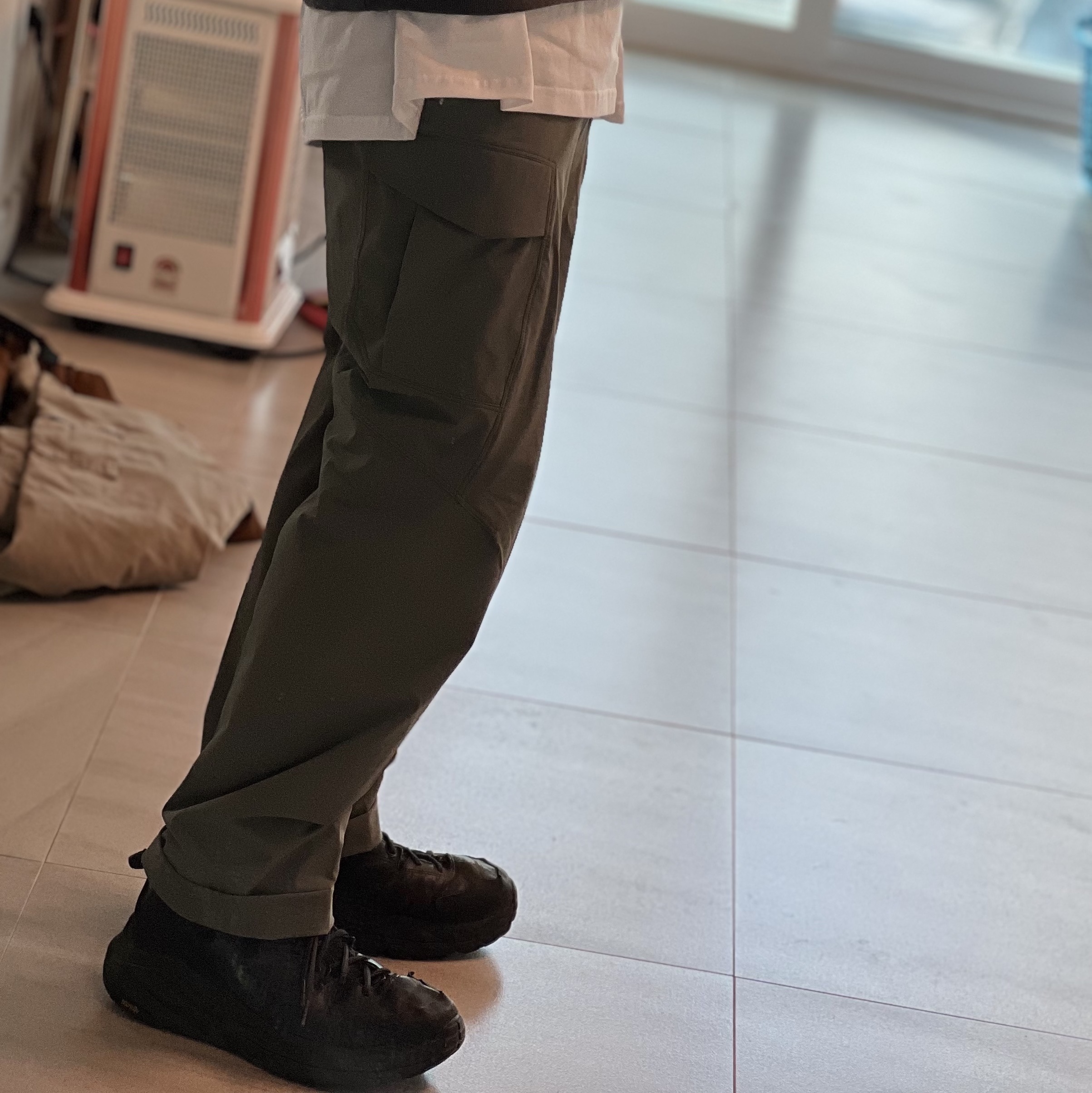 Arc'teryx Rampart Pants Black, Hoka Kaha 2 Gore-Tex Black 착용 스타일