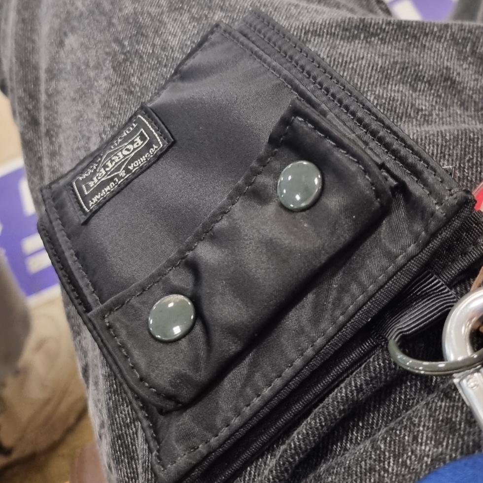 Porter Tanker Wallet Black, Human Made Heart Keyring Red 착용 스타일 - 2