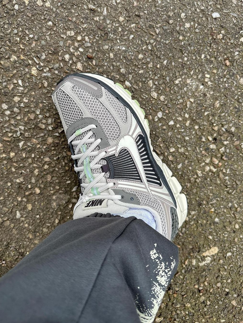 Nike Zoom Vomero 5 SP Vast Grey 2023, (W) Nike Zoom Vomero 5 Cobblestone and Flat Pewter 착용 스타일 - 3