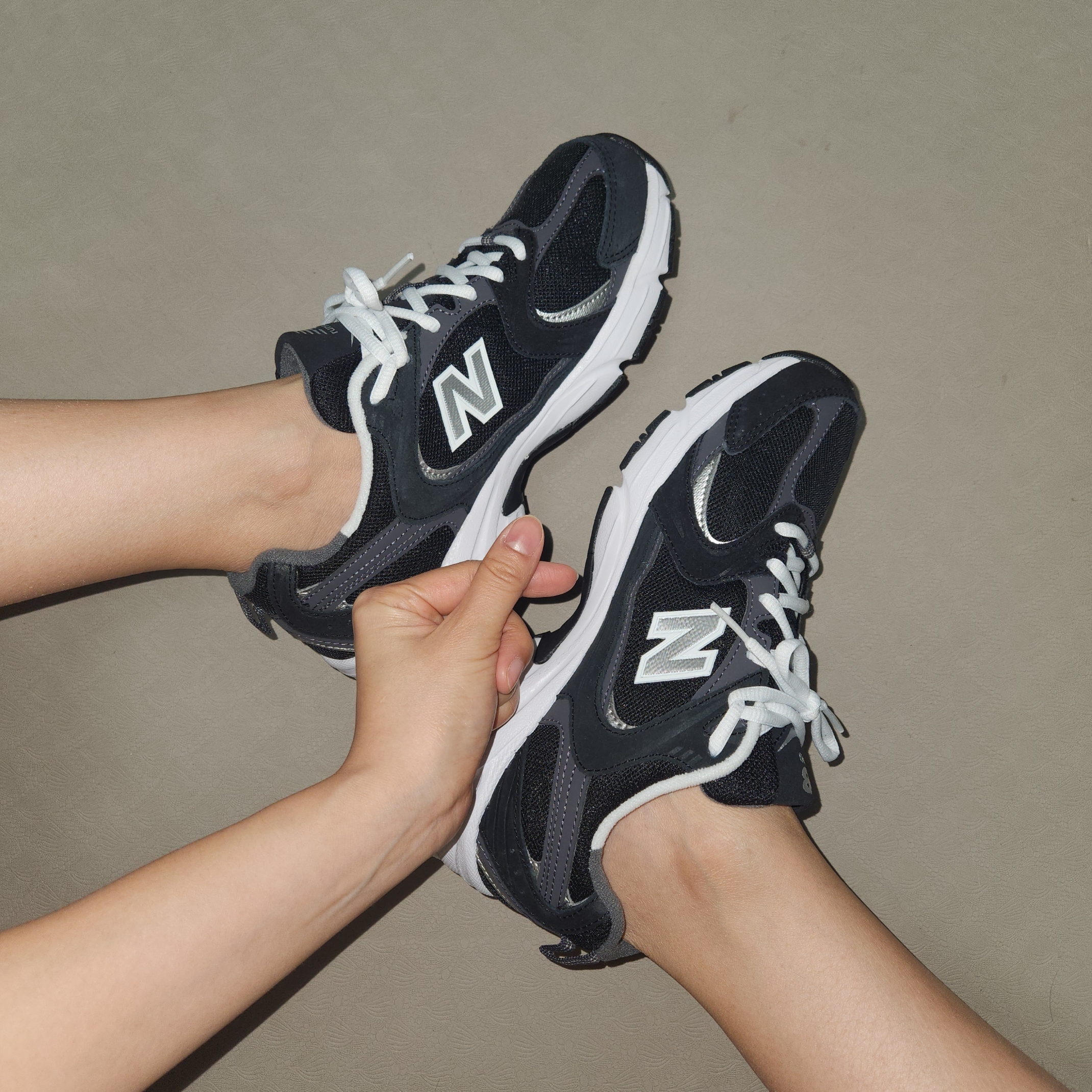 New Balance 530 Classic Black 착용 스타일 - 2