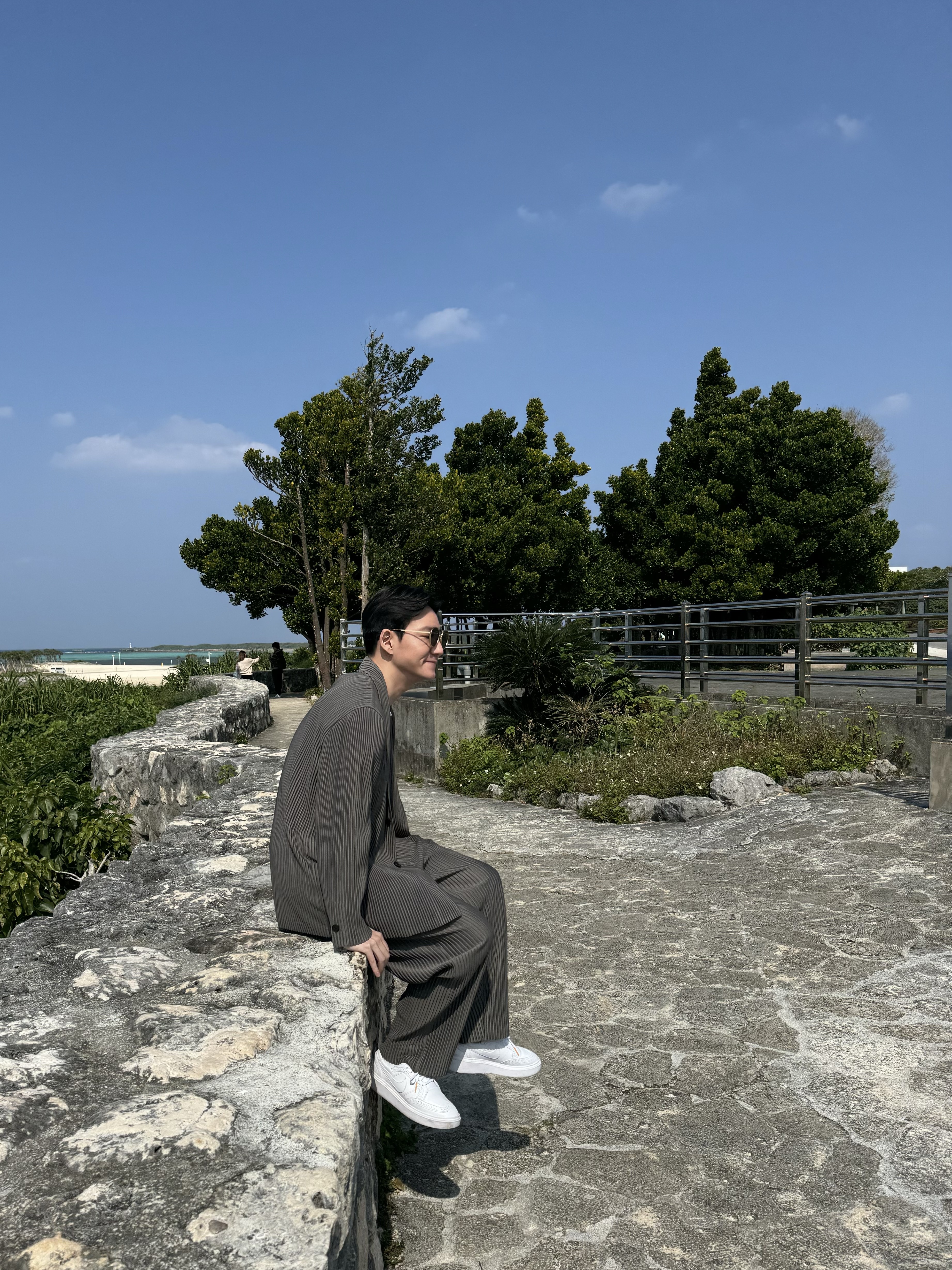 Homme Plisse Issey Miyake Straight Basics Pants Light Grey, Homme Plisse Issey Miyake Basics Cardigan Light Grey 착용 스타일 - 2