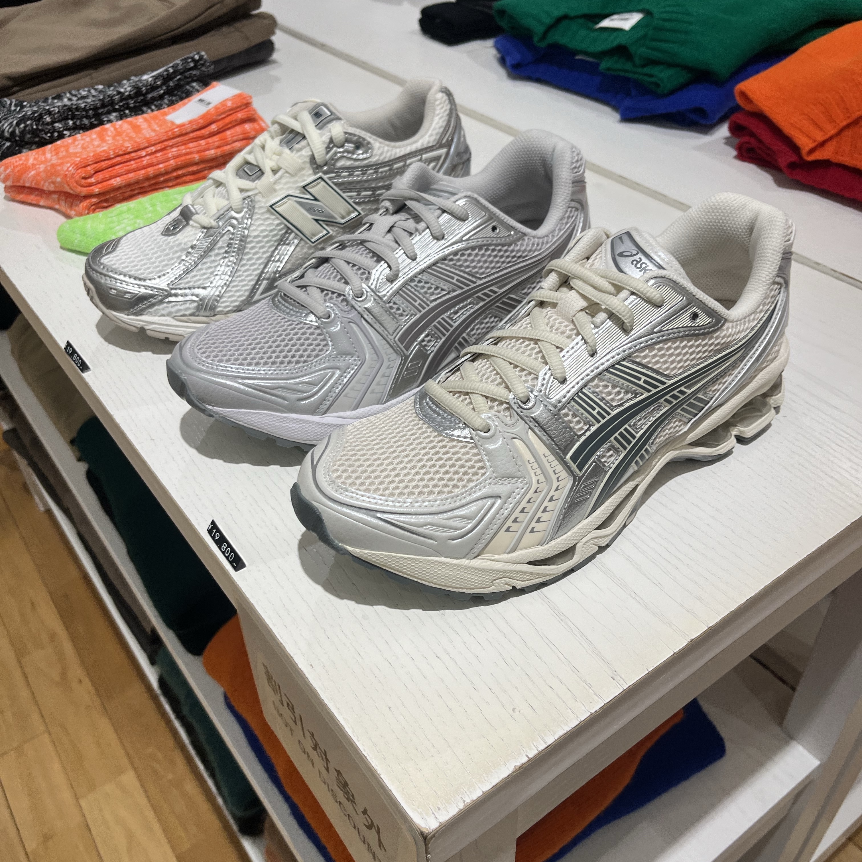 Asics Gel-Kayano 14 Birch Dark Pewter, (W) Asics Gel-Kayano 14 Cloud Grey Clay Grey 착용 스타일 - 3