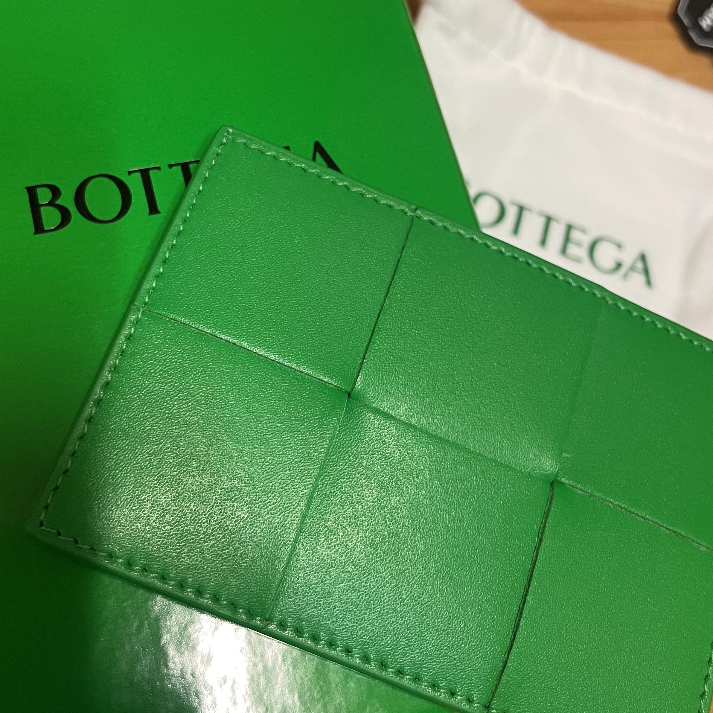 Bottega Veneta Credit Card Case Calfskin Parakeet 착용 스타일