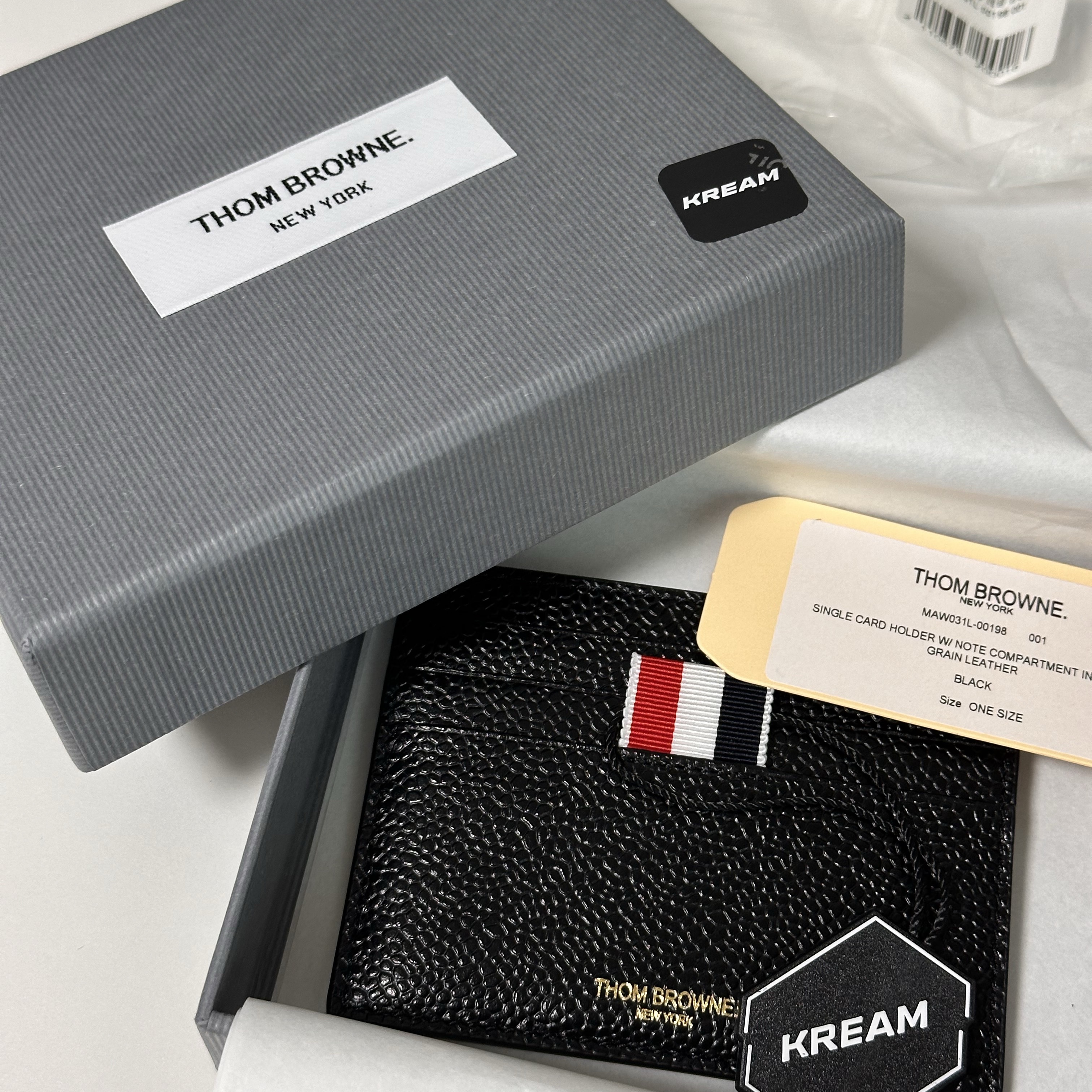 Thom Browne Pebble Grain Leather Stripe Note Compartment Card Holder Black 착용 스타일