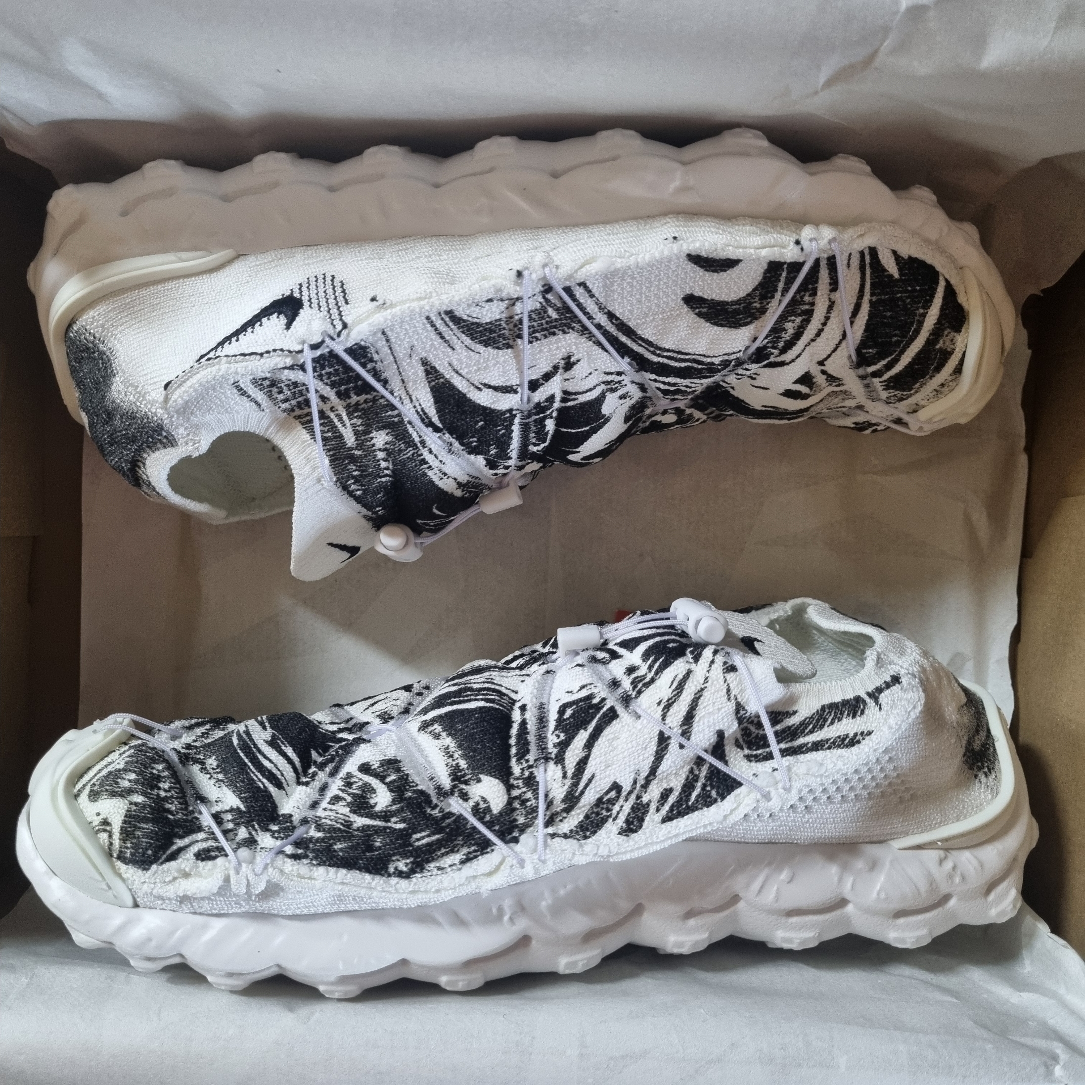 Nike ISPA Mindbody Black and White 착용 스타일