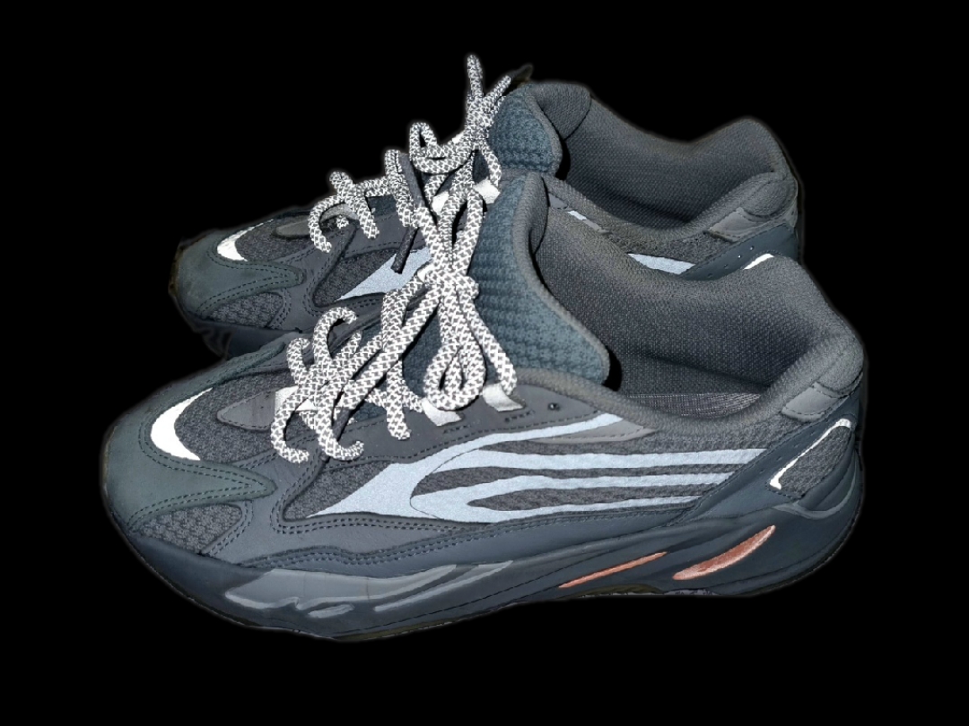 Adidas Yeezy Boost 700 V2 Inertia 착용 스타일