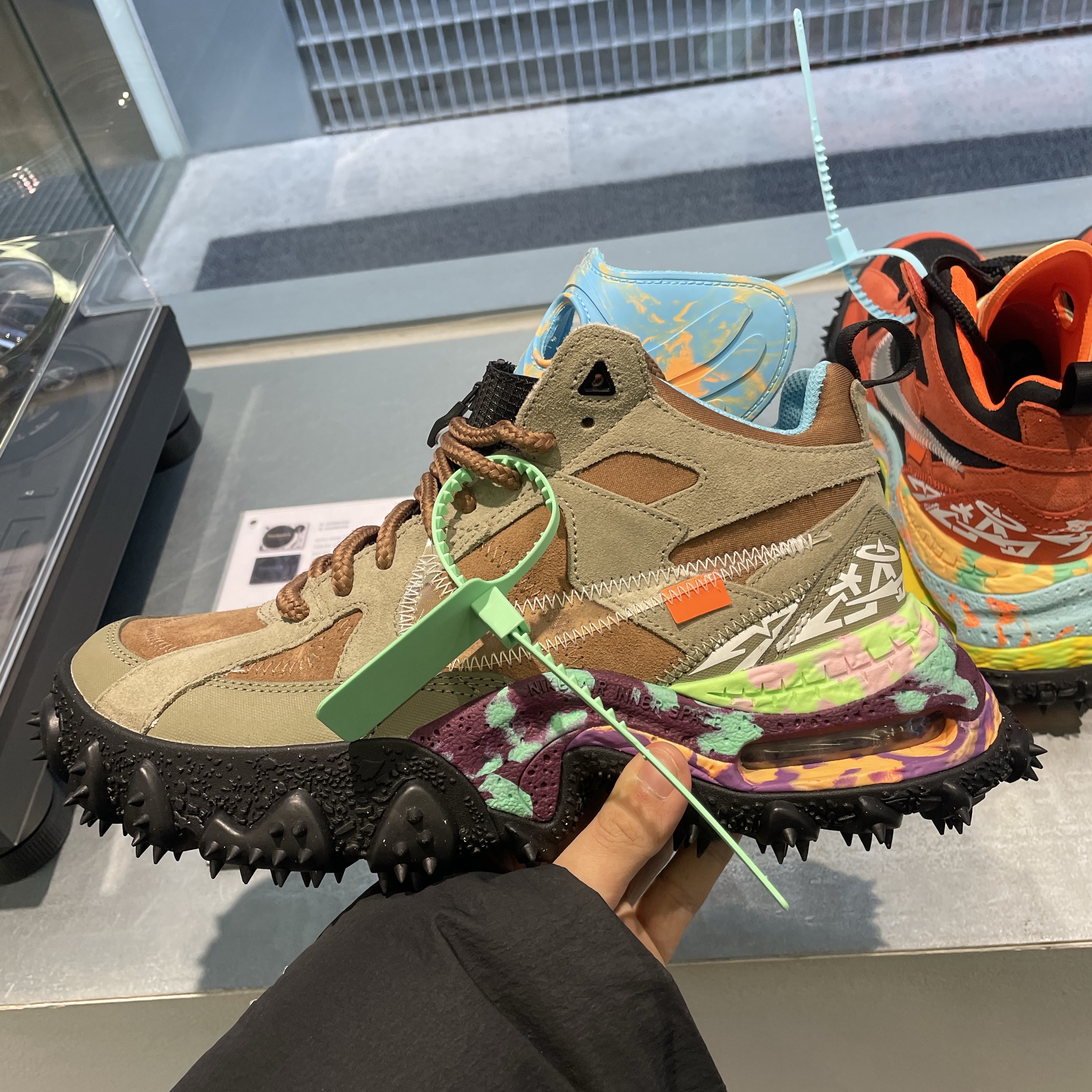 Nike x Off-White Terra Forma Wheat and Green Strike 착용 스타일