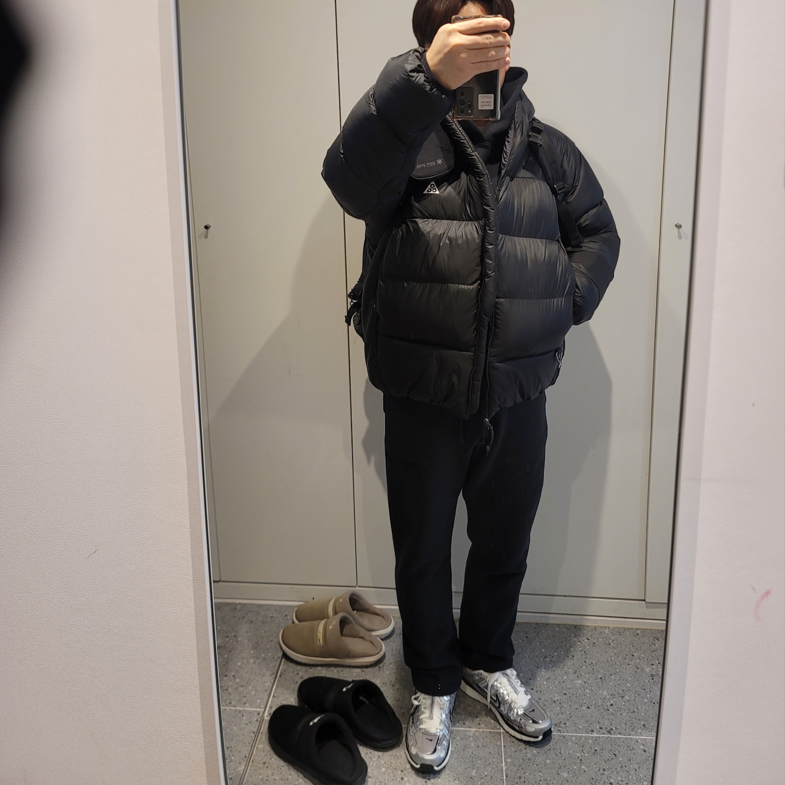 Nike P-6000 Metallic Silver, Essentials The Core Collection Hoodie Stretch Limo 착용 스타일