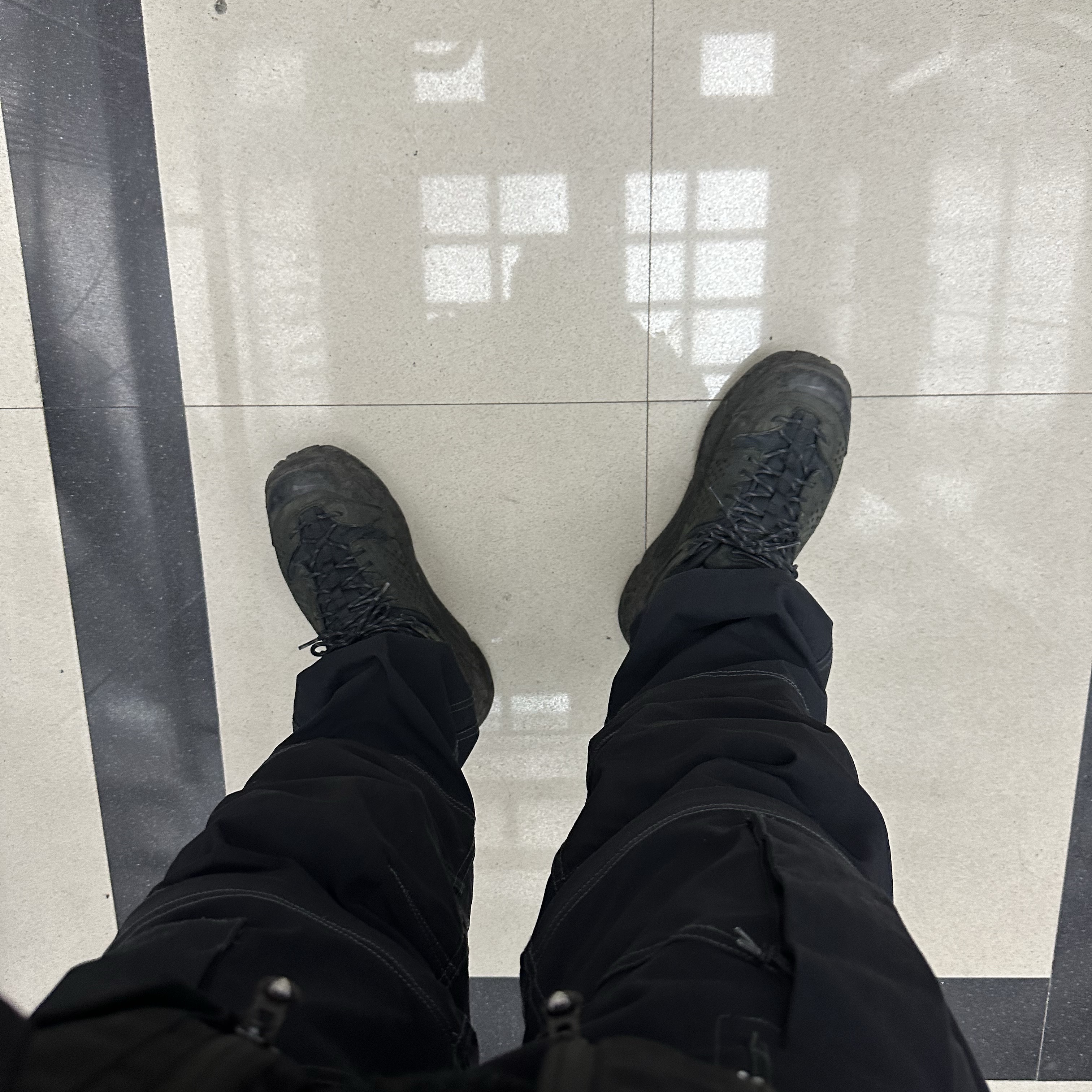 Hoka Tor Ultra Low Black 착용 스타일