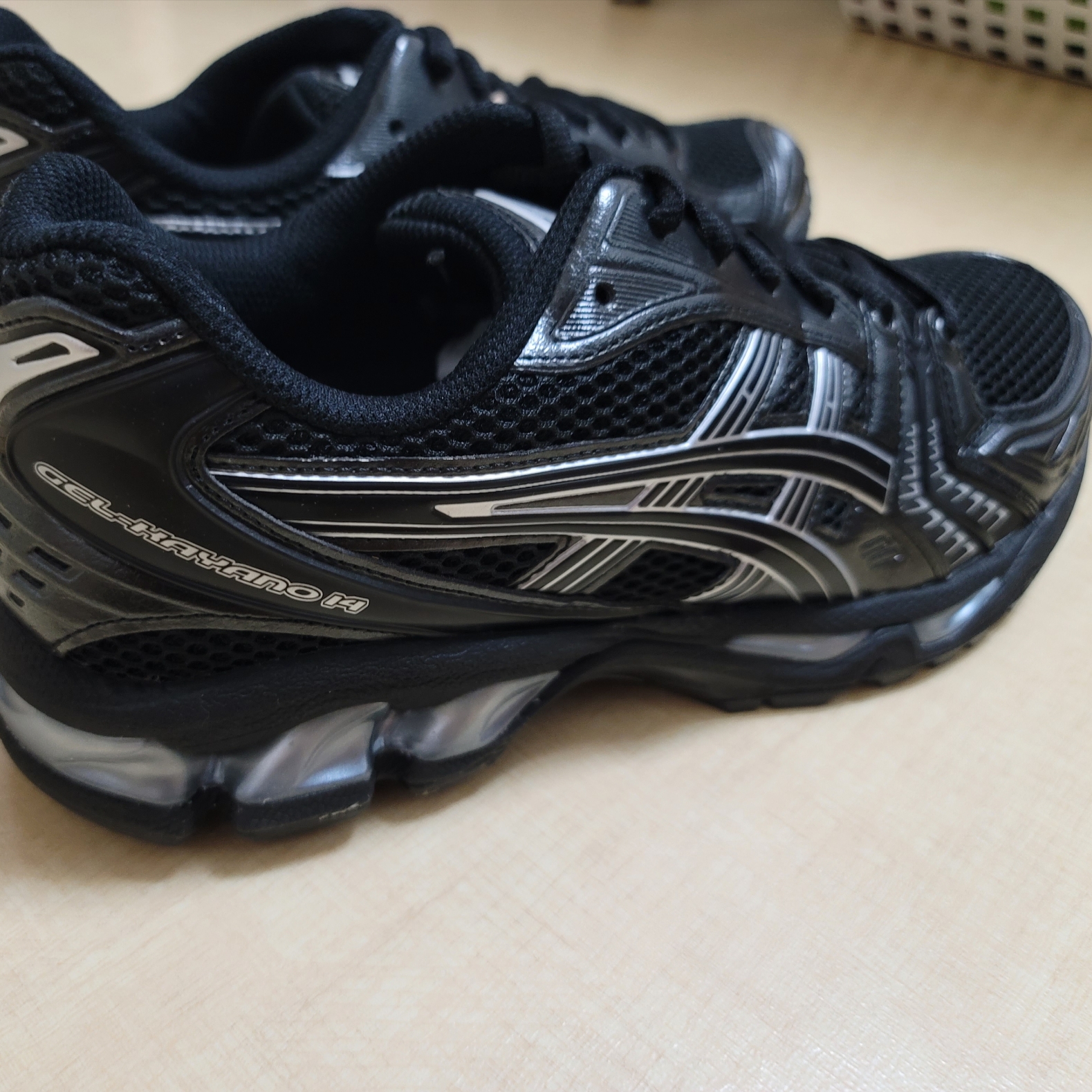 Asics Gel-Kayano 14 Black Pure Silver 착용 스타일 - 3