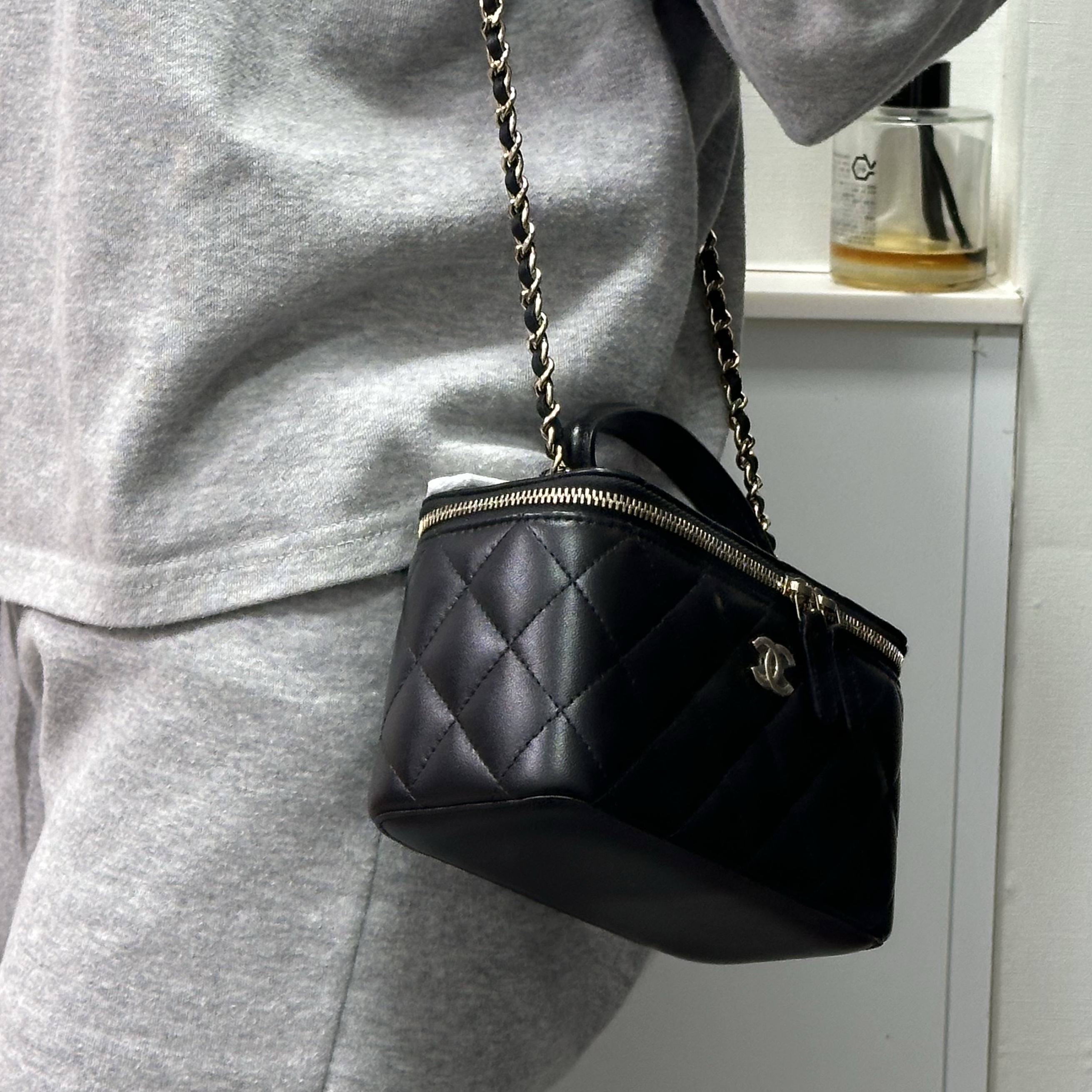Chanel Vanity With Chain Lambskin & Gold Black 착용 스타일 - 2