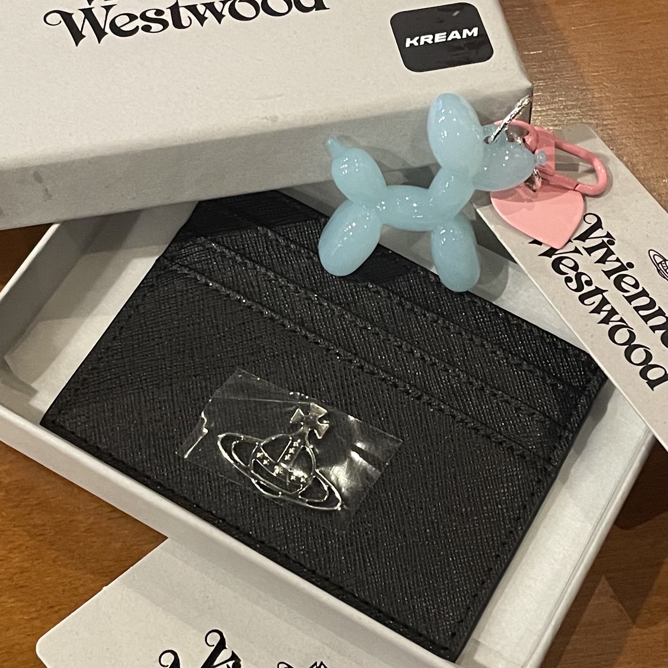 Vivienne Westwood Logo Card Holder Black 착용 스타일
