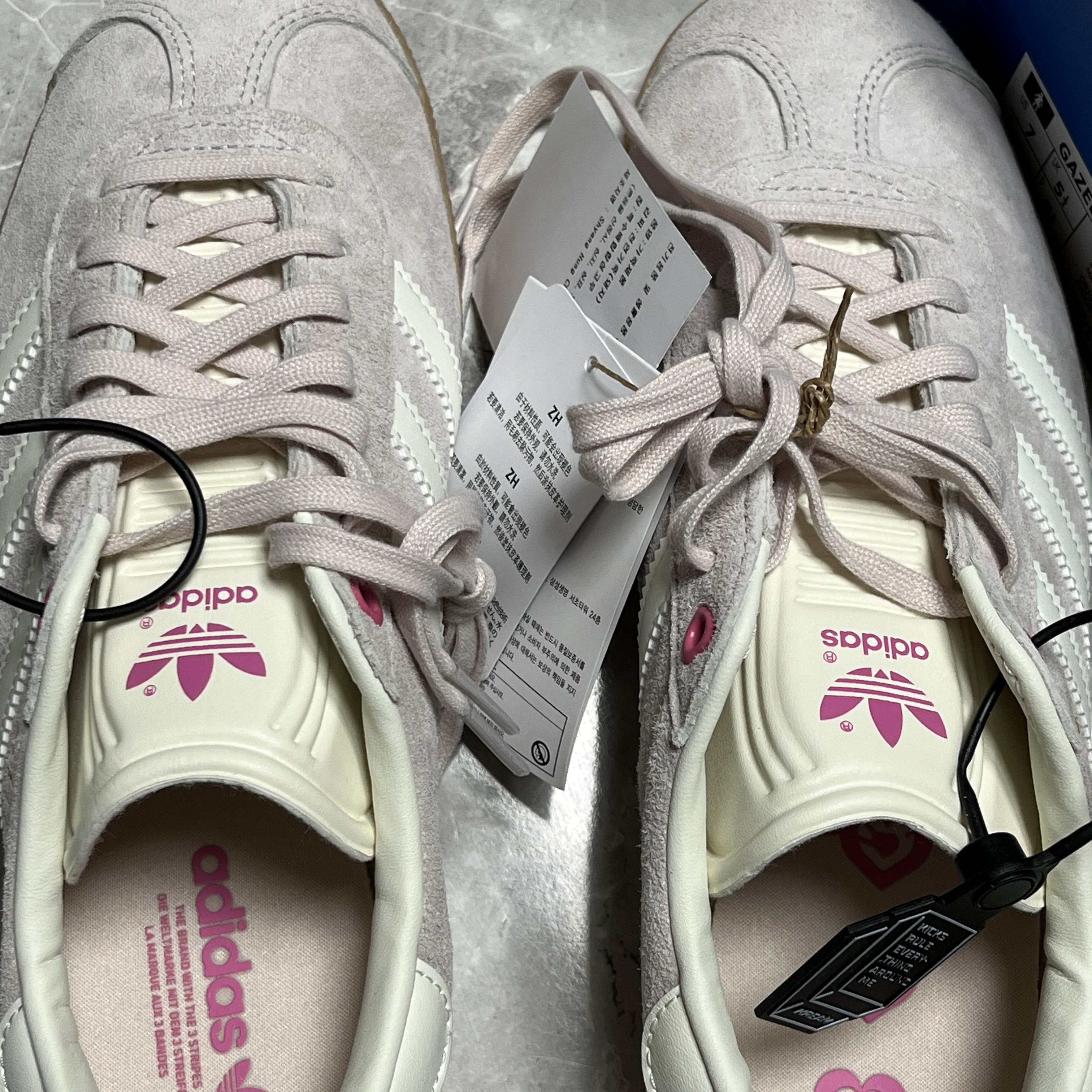 (W) Adidas Gazelle Valentine Day Putty Mauve Ivory - Foot Locker Exclusive 착용 스타일 - 1