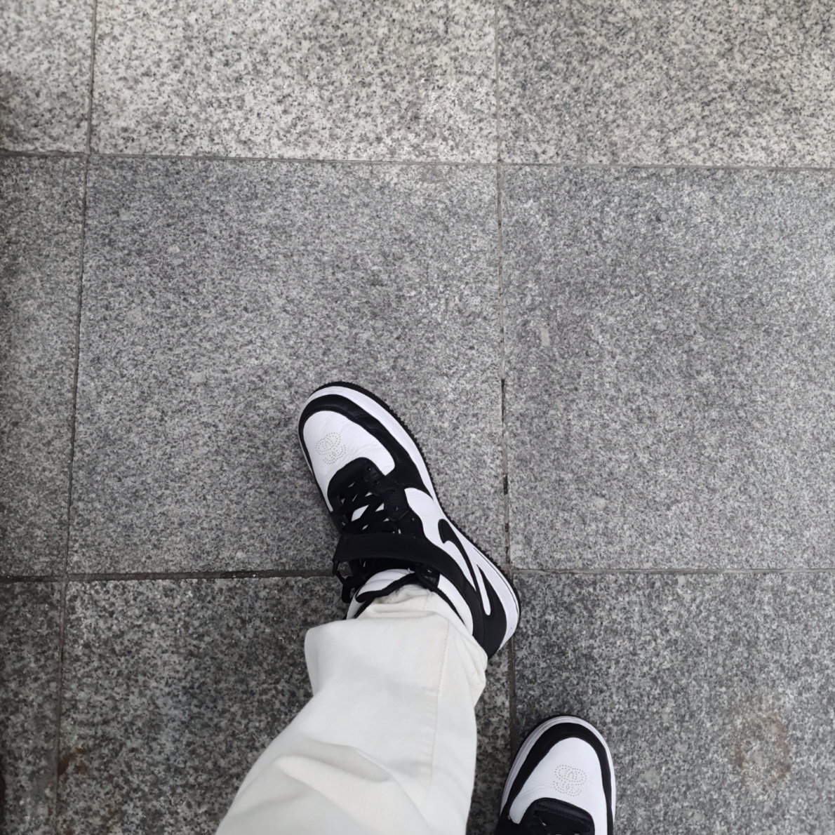 Nike x Stussy Air Force 1 '07 Mid SP Black and Light Bone 착용 스타일