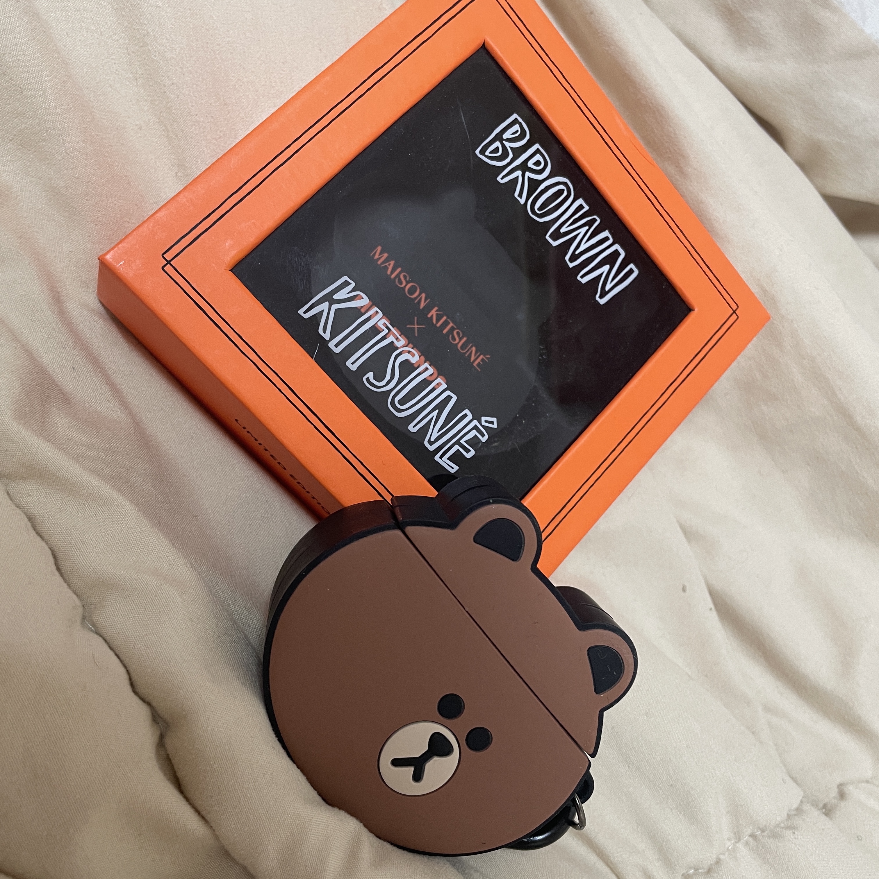 Maison Kitsune x Line Friends Brown AirPods Case 착용 스타일