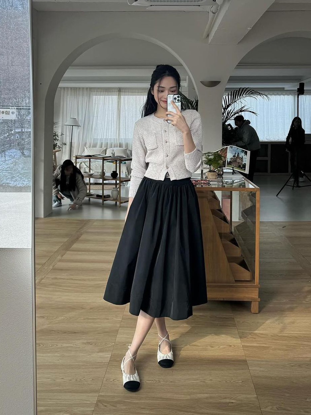(W) Matin Kim Diagonal Detail Long Skirt Charcoal, Saenginstudios Balloon Shirring Skirt Charcoal 착용 스타일 - 2