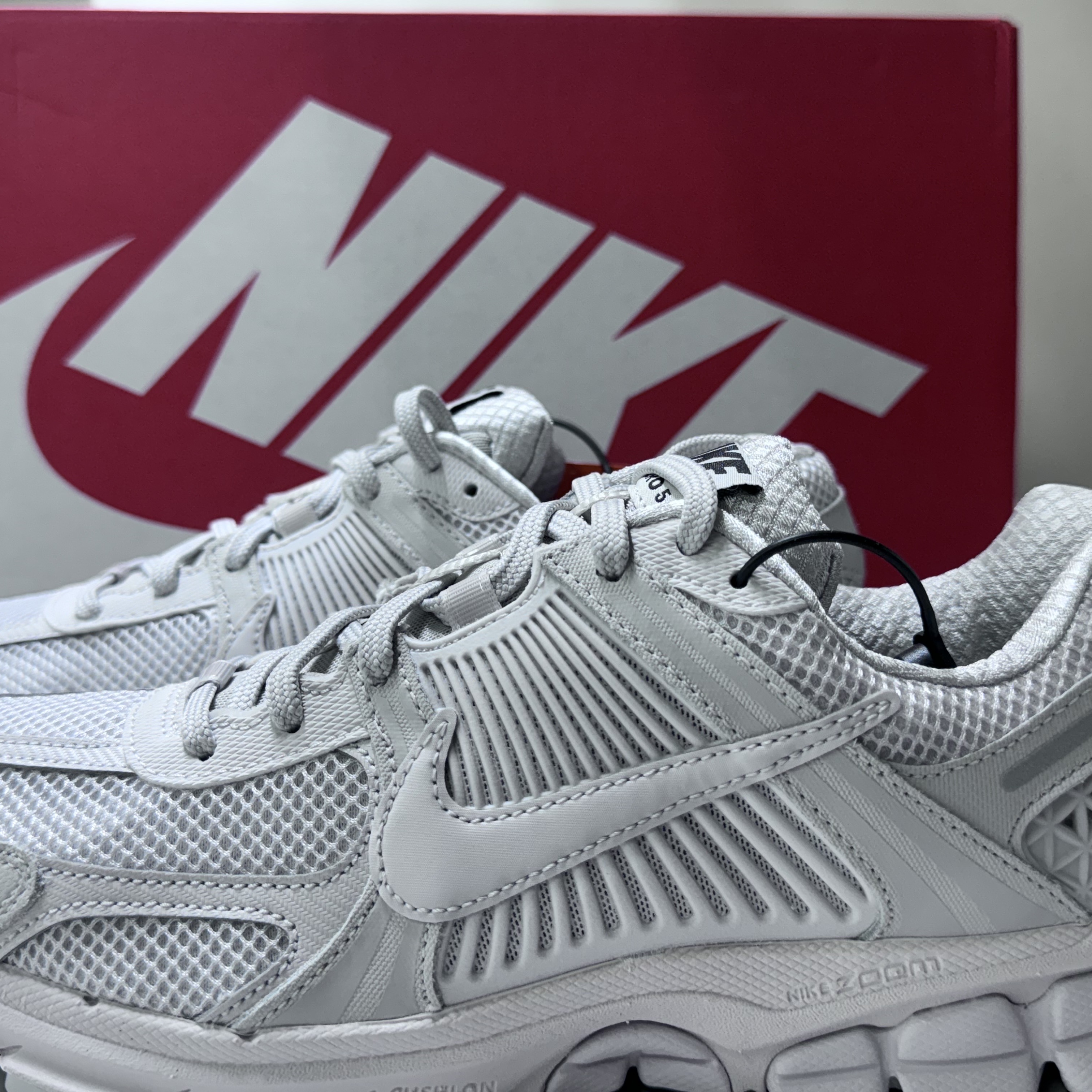 Nike Zoom Vomero 5 SP Vast Grey 2023, The North Face 1992 Nuptse Jacket Charcoal 착용 스타일 - 2